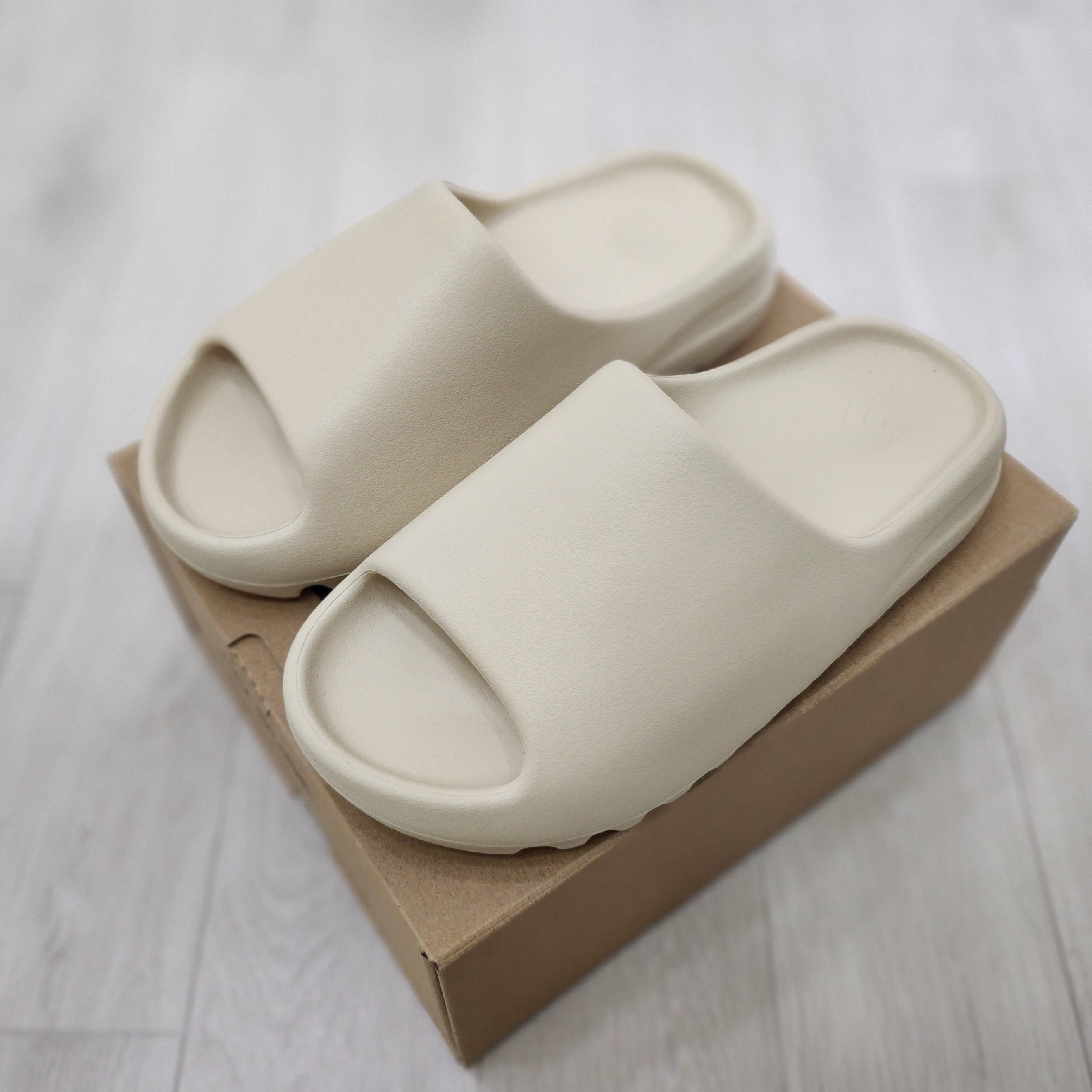Adidas Yeezy Slide Bone 2022/2023 착용 스타일 - 2