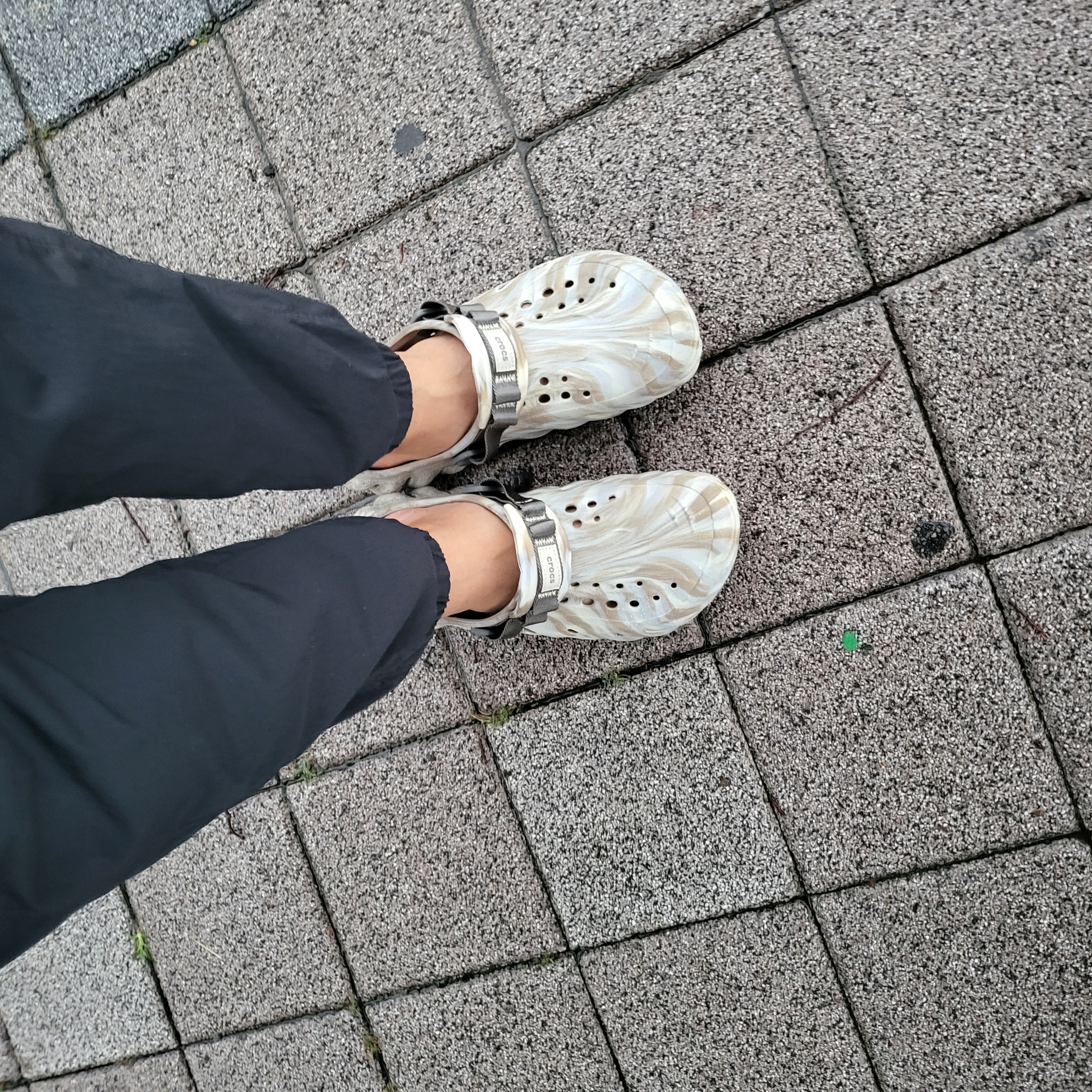 Crocs Echo Marbled Clog Bone Multi 착용 스타일