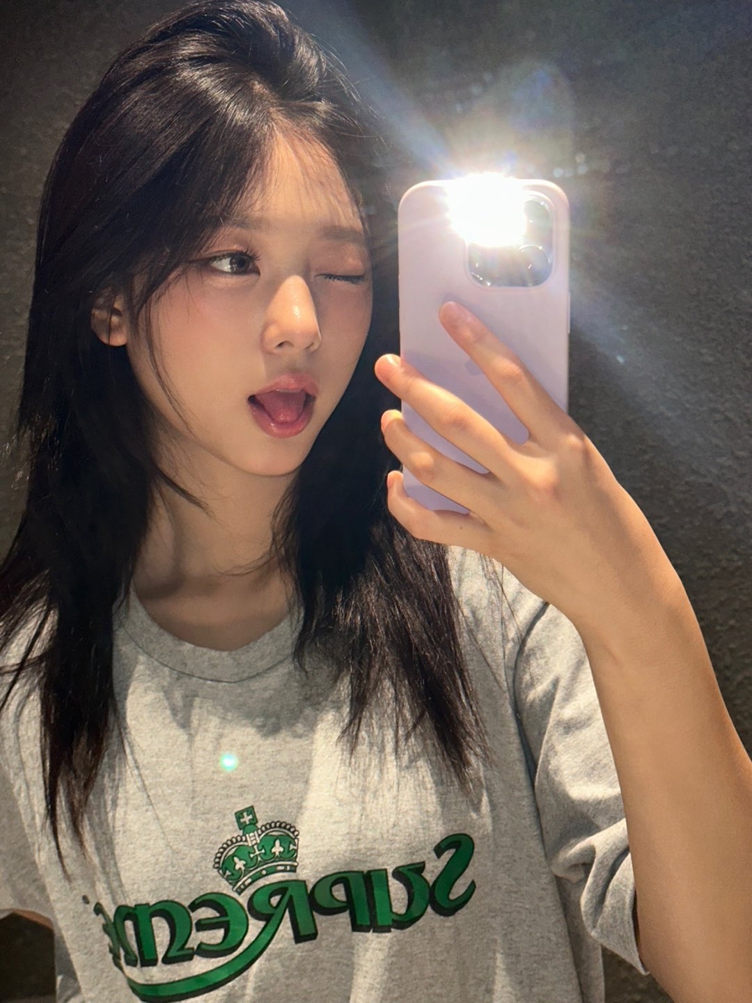 Supreme Crown T-Shirt Heather Grey - 23SS 착용 스타일 - 2