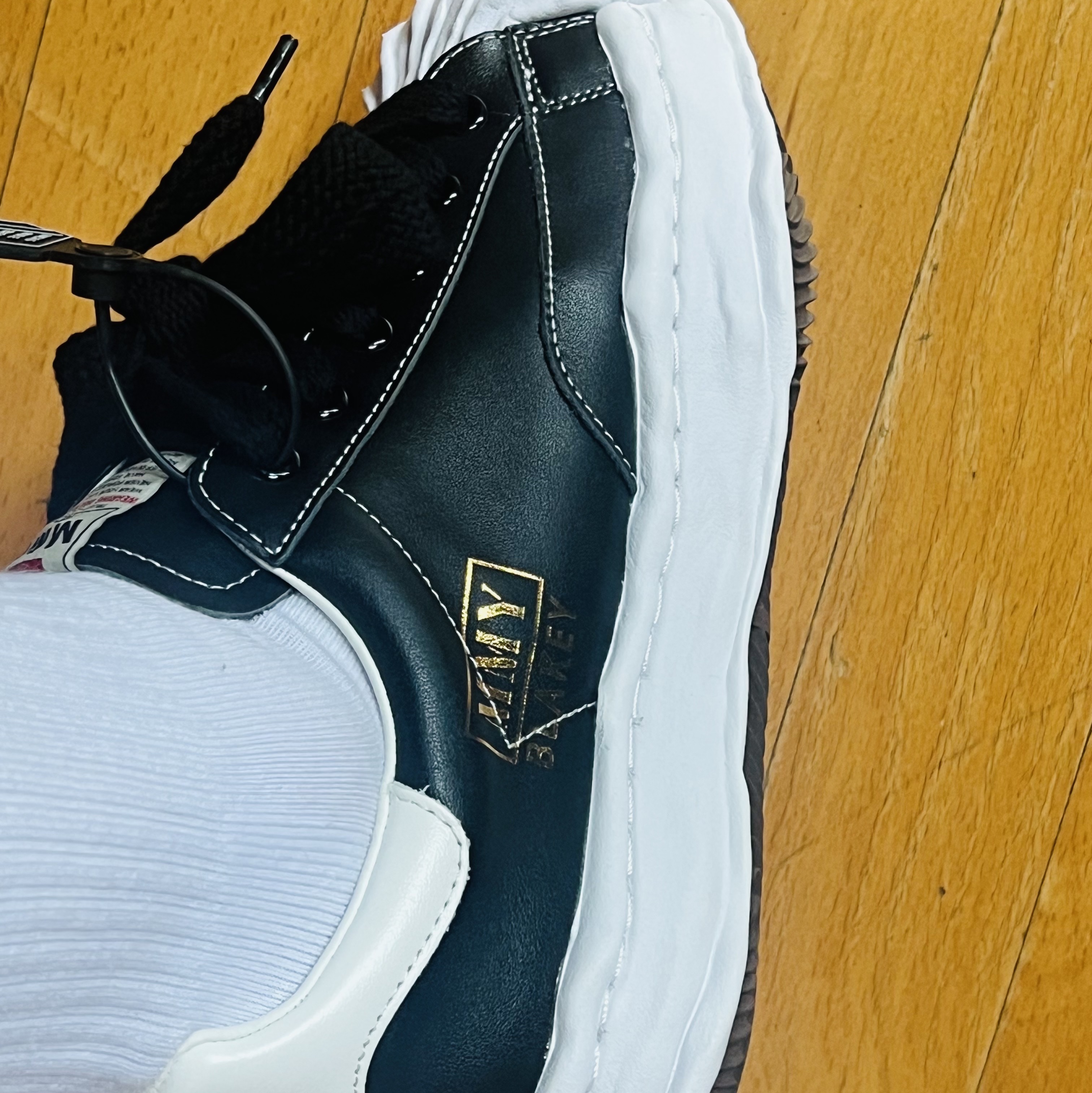 Maison Mihara Yasuhiro Blakey OG Sole Leather Low-top Sneakers Black 착용 스타일 - 3