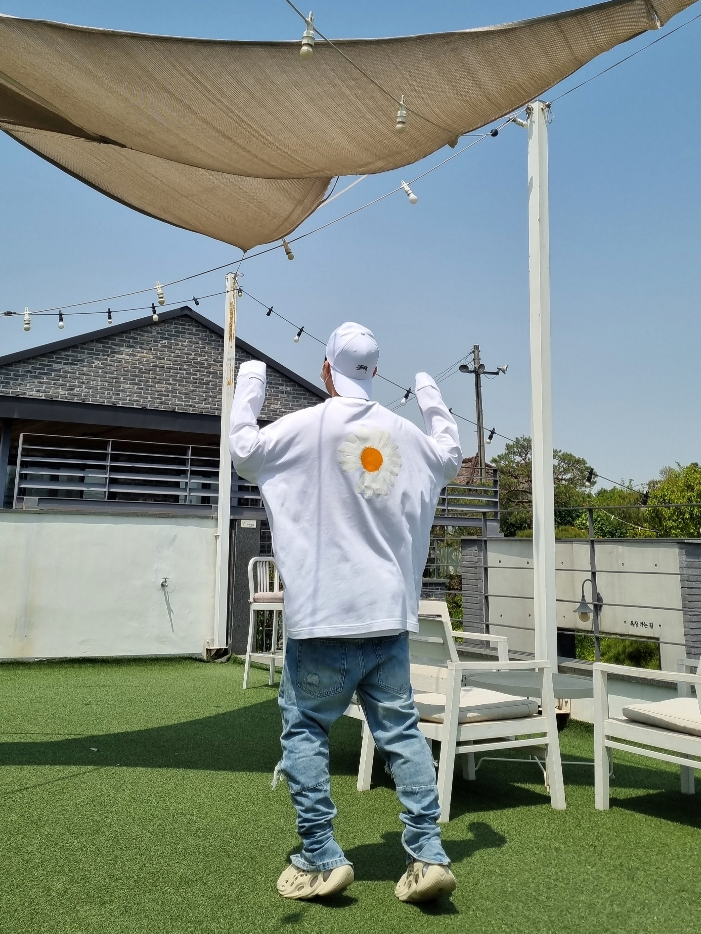 Nike x Peaceminusone LS T-Shirt White (DR0098-100), Adidas Yeezy Foam RNNR Sand 착용 스타일