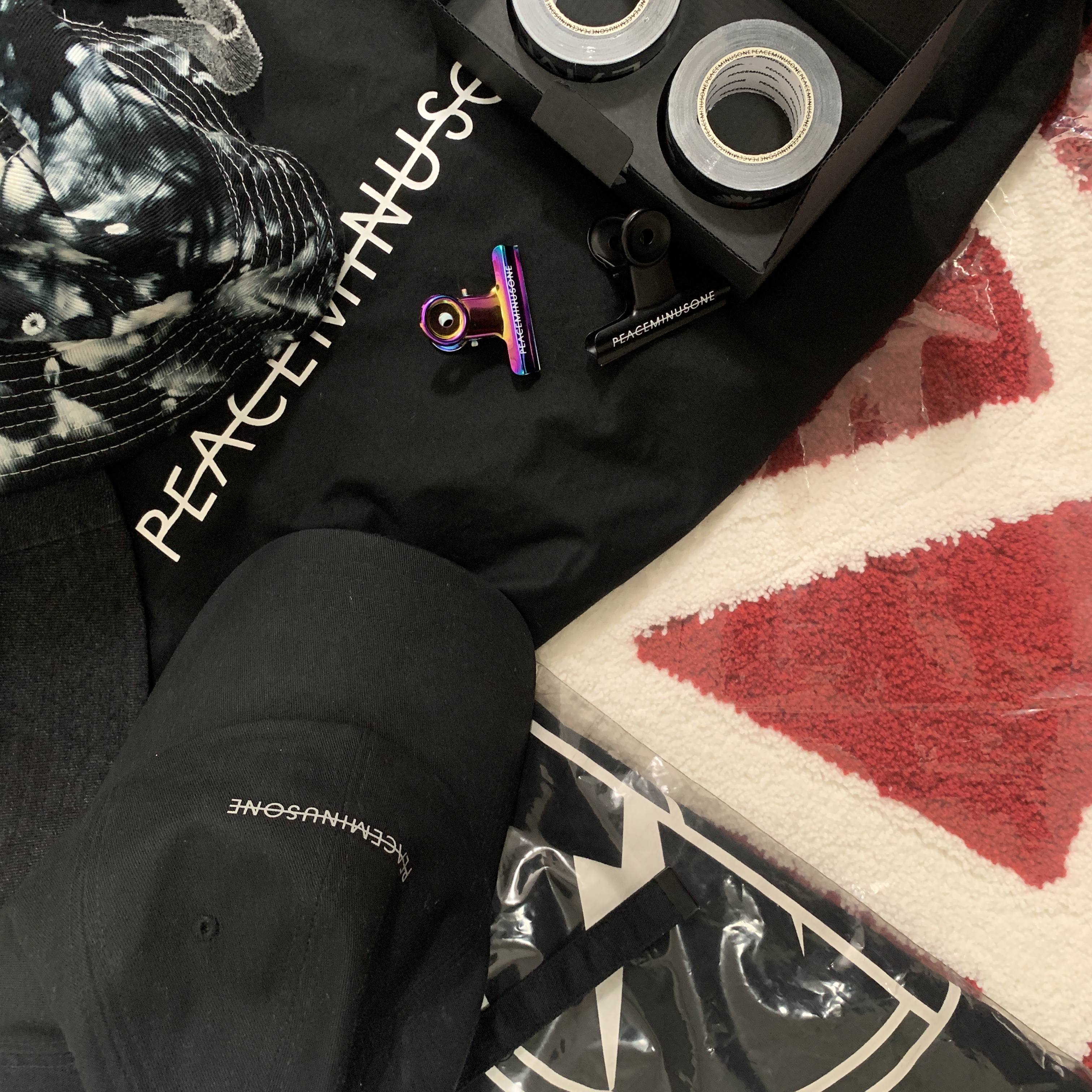 Peaceminusone Bulldog Clip #13 Multi, Peaceminusone Duct Tape #1 Black (Set of 2) 착용 스타일