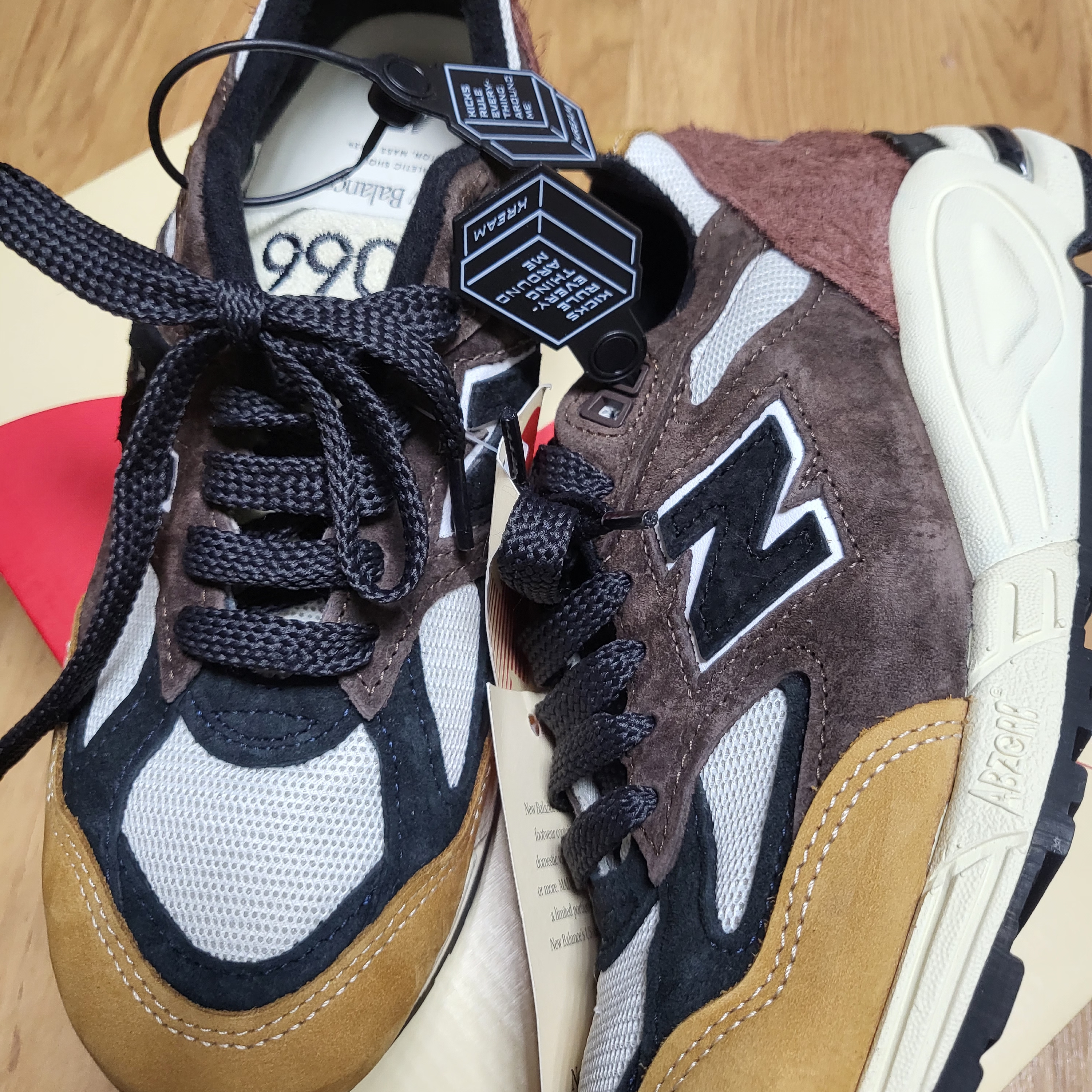 New Balance 990v2 Made in USA Brown Beige 착용 스타일