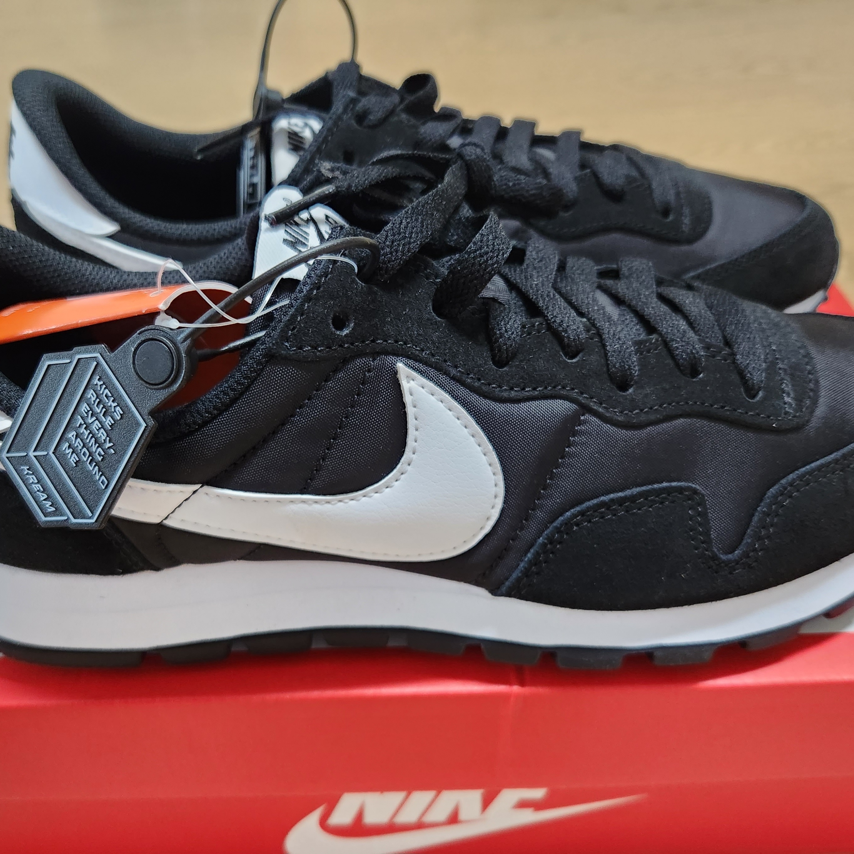 Nike Air Pegasus 83 Black White 착용 스타일 - 1