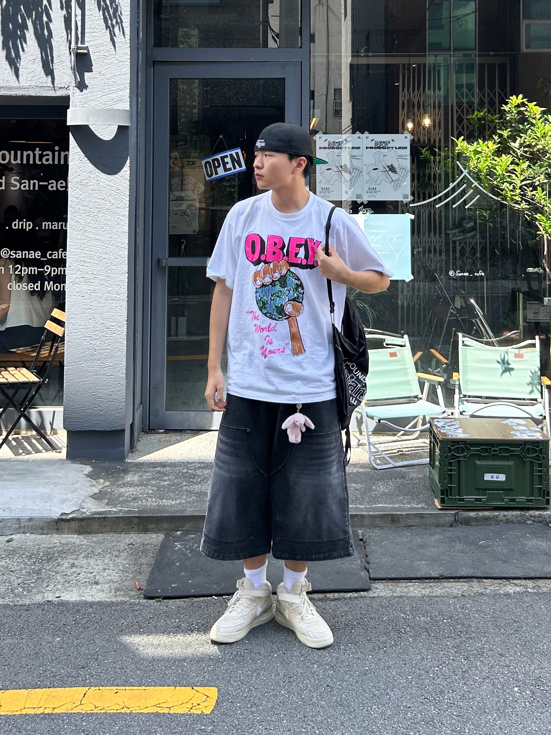 Nike x Stussy Air Force 1 '07 Mid SP Fossil, Jellycat Bashful Bunny Bag Charm Blush 착용 스타일 - 3