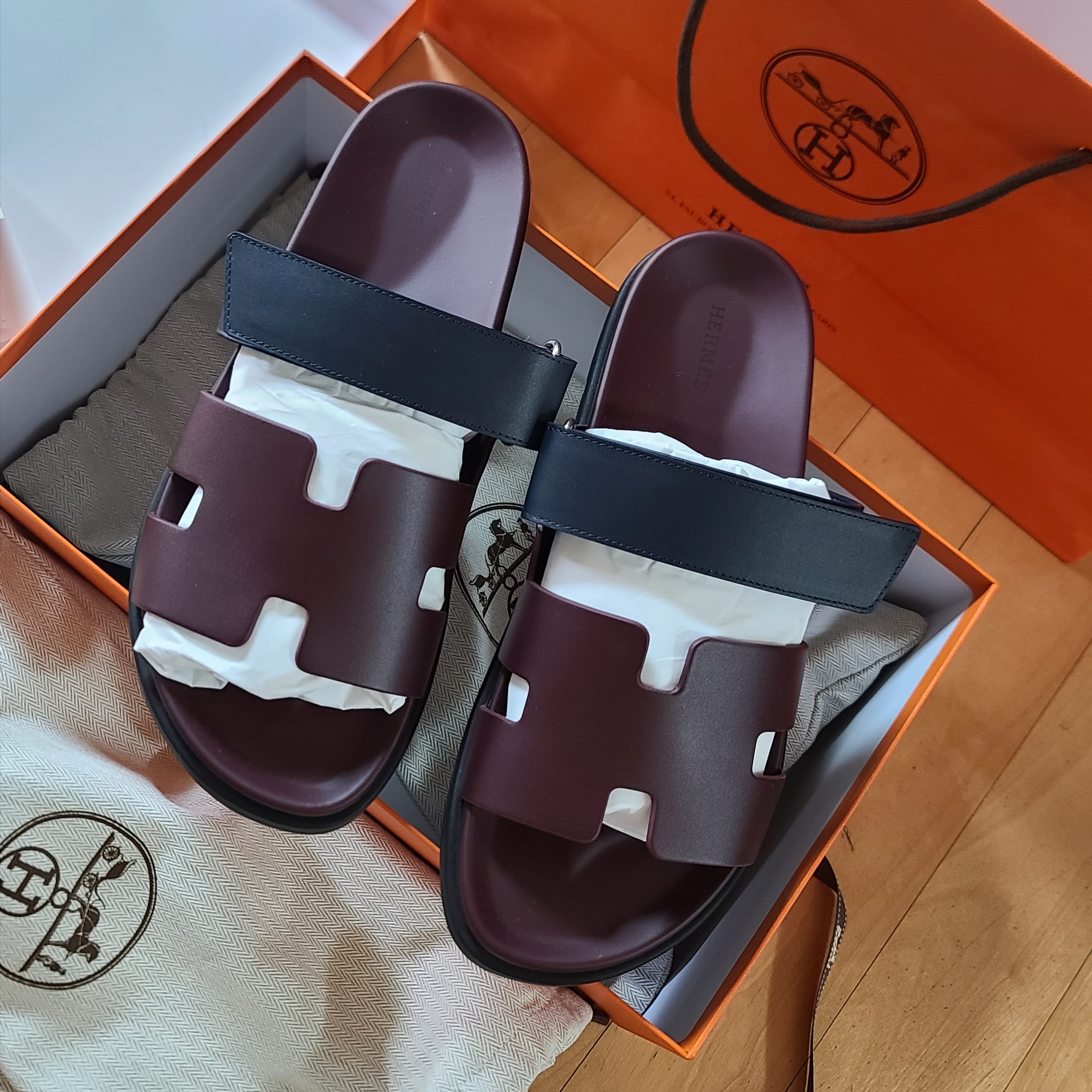 (W) Hermes Chypre Sandal Calfskin & Noir 착용 스타일 - 2