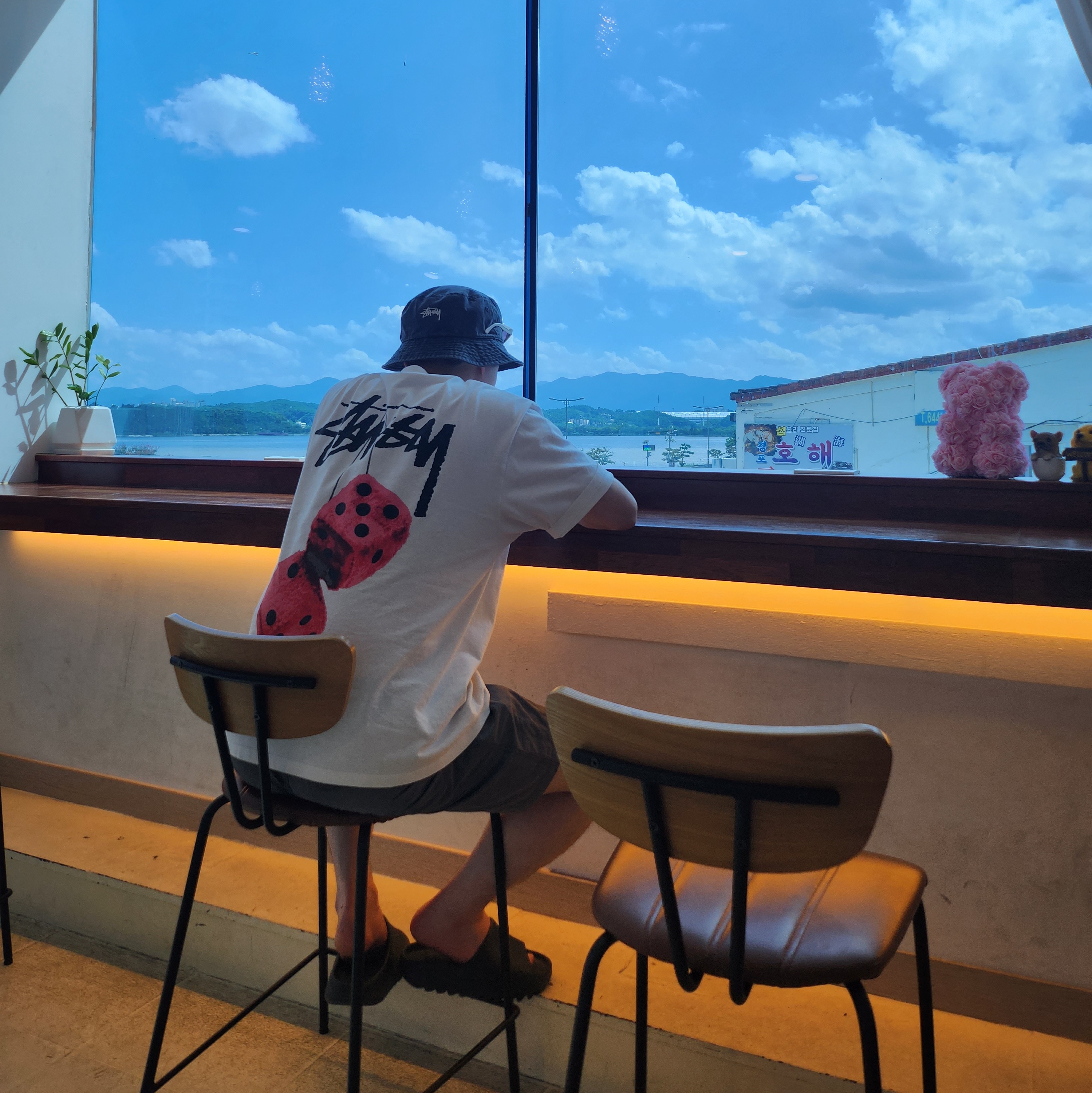 Stussy Washed Stock Bucket Hat Charcoal, Stussy Fuzzy Dice T-Shirt White 착용 스타일