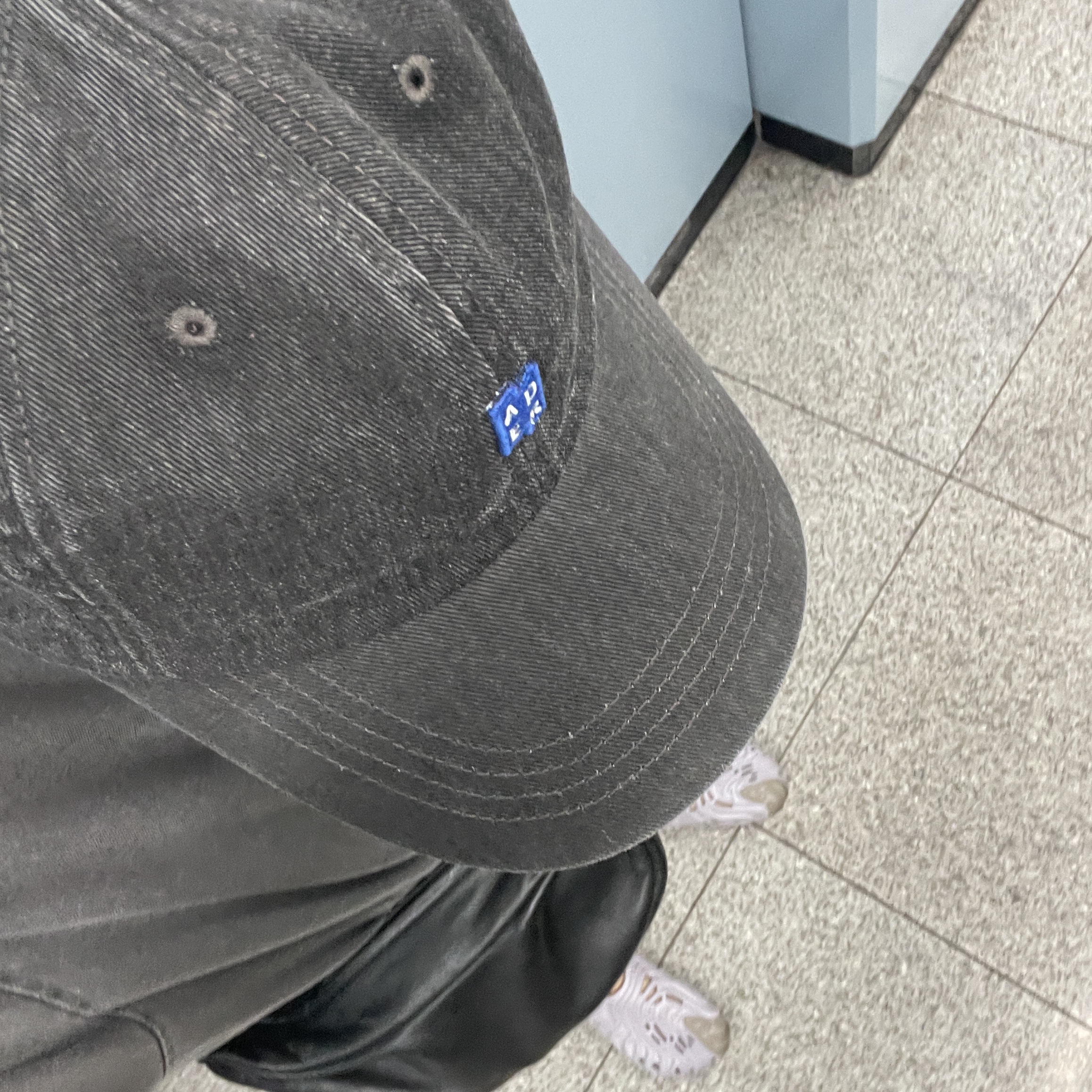 Ader Error Sig; TRS Tag Cap 01 Charcoal, COS Leather Crossbody Bag Black 착용 스타일