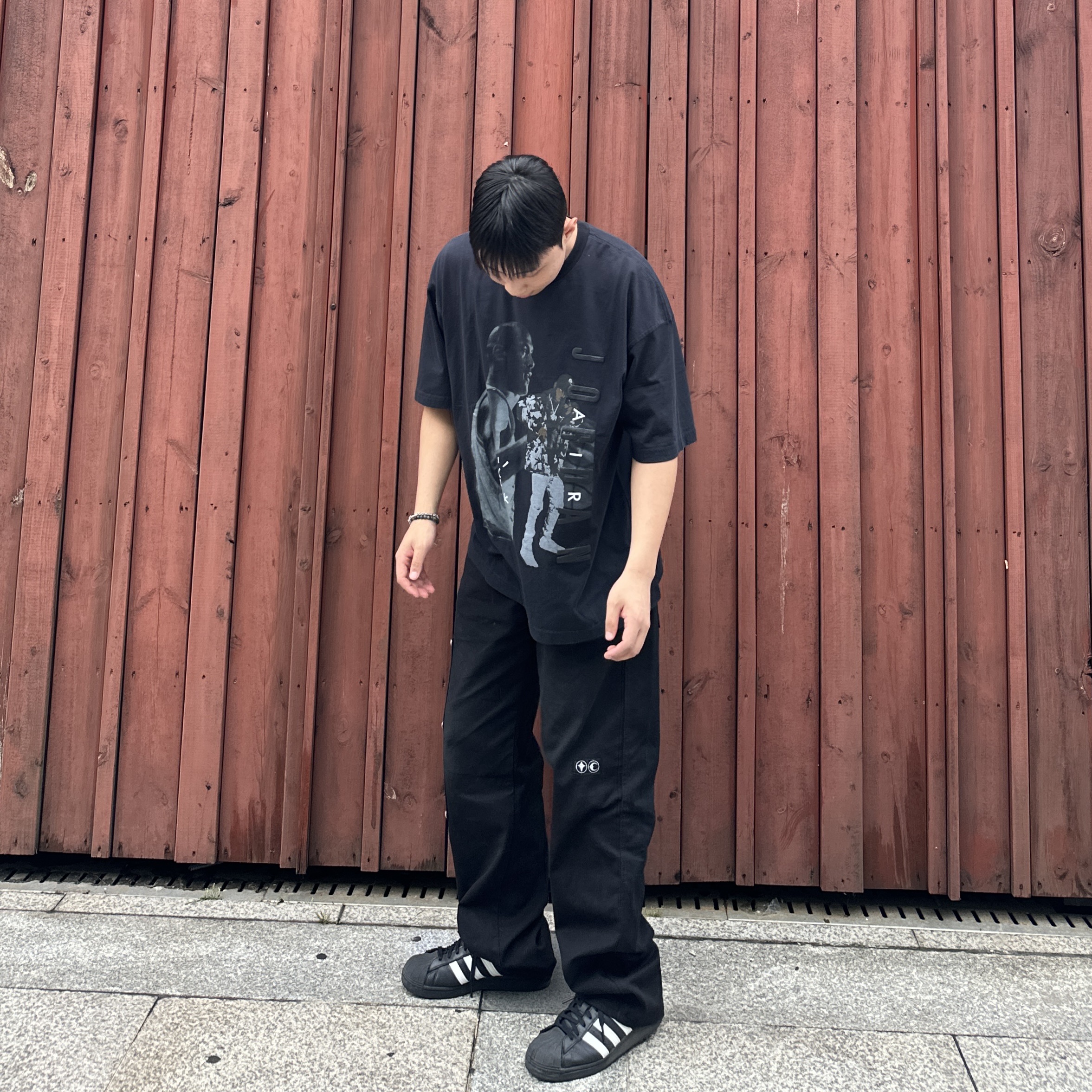 Jordan x Travis Scott T-Shirt, Adidas Superstar Core Black White 착용 스타일 - 1