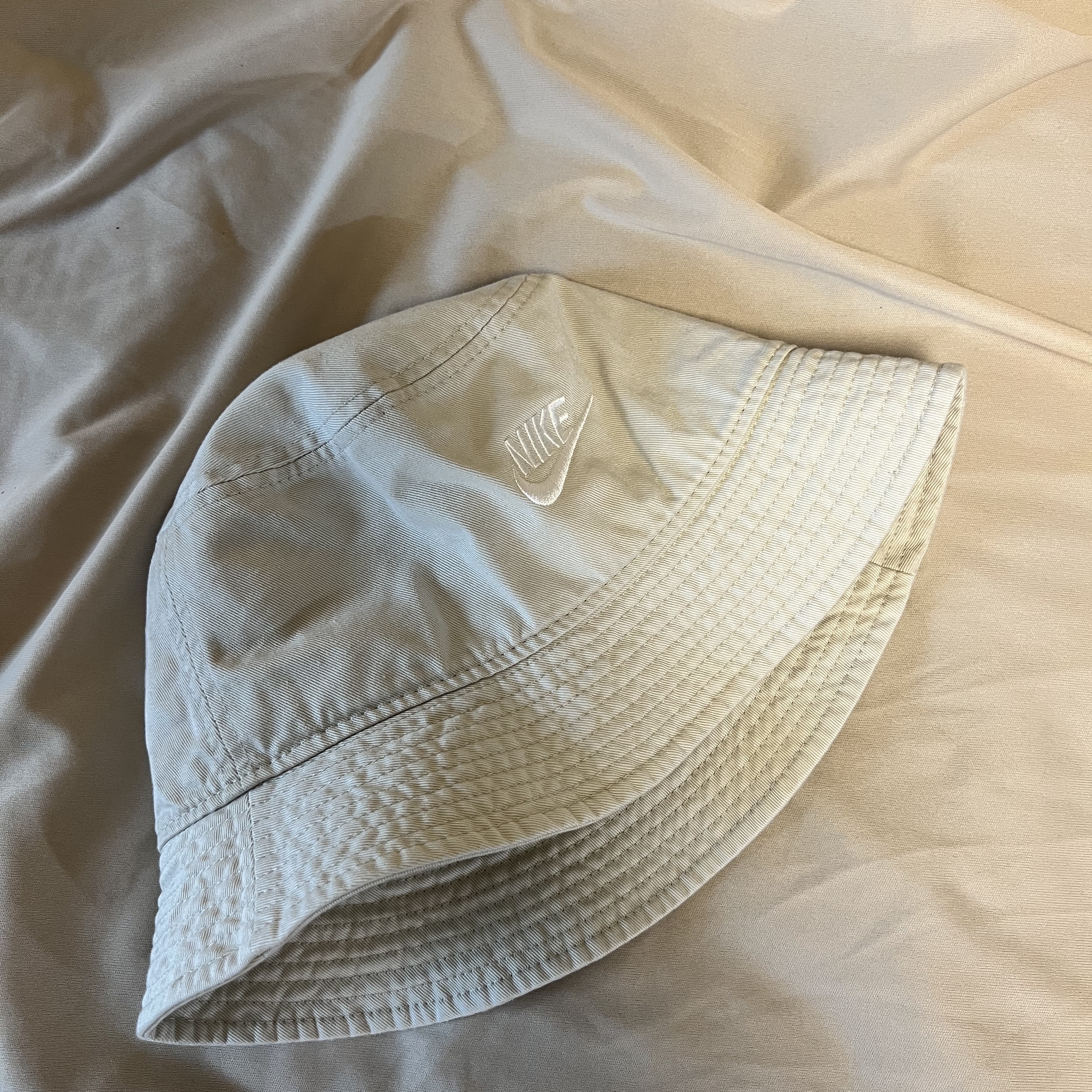 Nike Futura Washed Bucket Hat Light Bone 착용 스타일