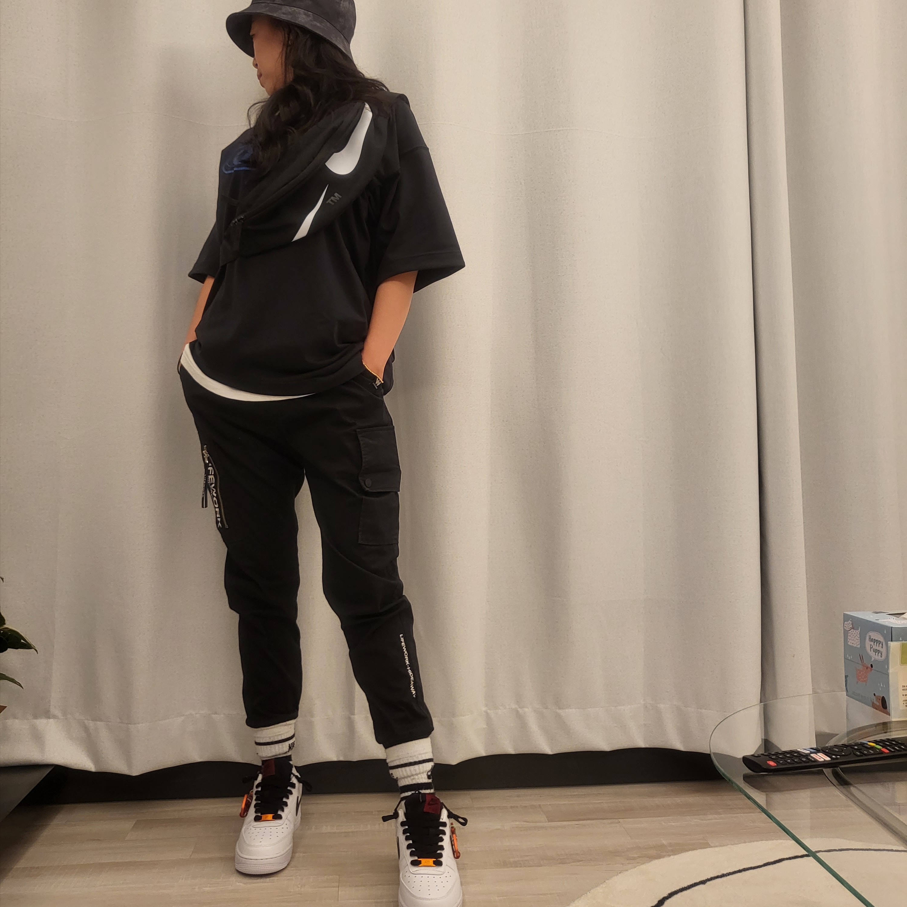 Nike x Off-White NRG T-Shirt Black - Asia, Nike Air Force 1 '07 PRM Carabiner Red 착용 스타일 - 1