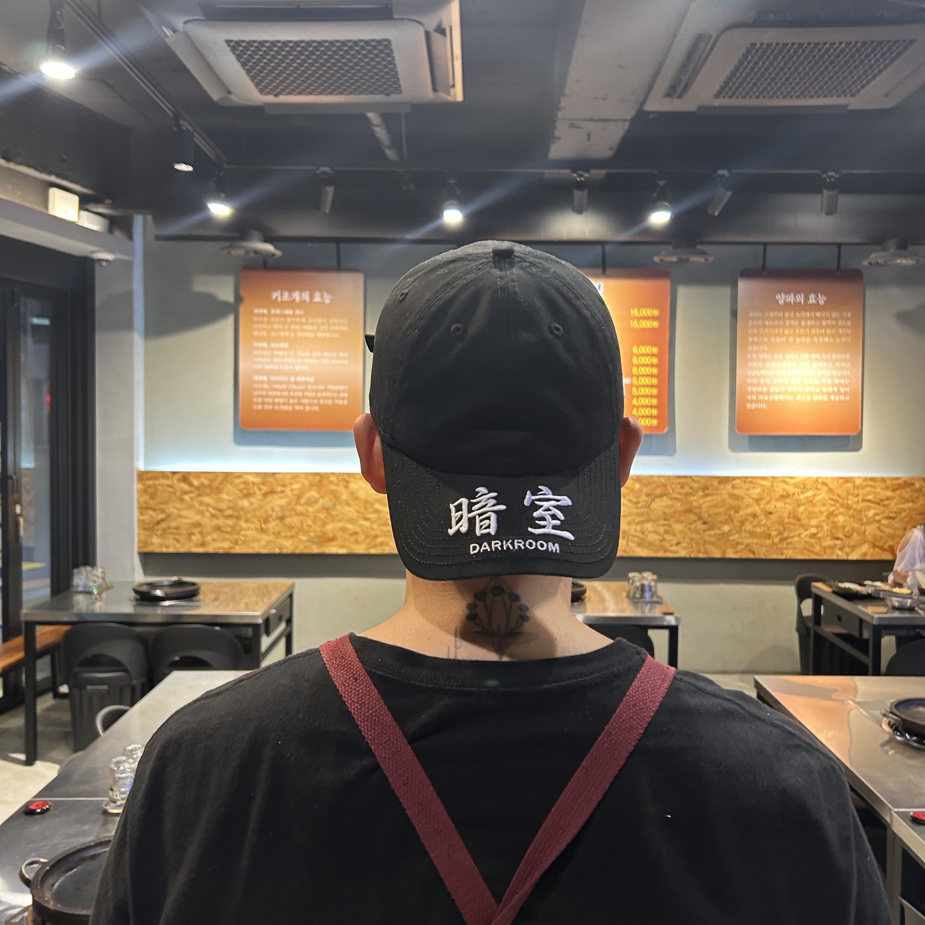Darkr8m Studio x New Era Unstructured Ball Cap Black 착용 스타일
