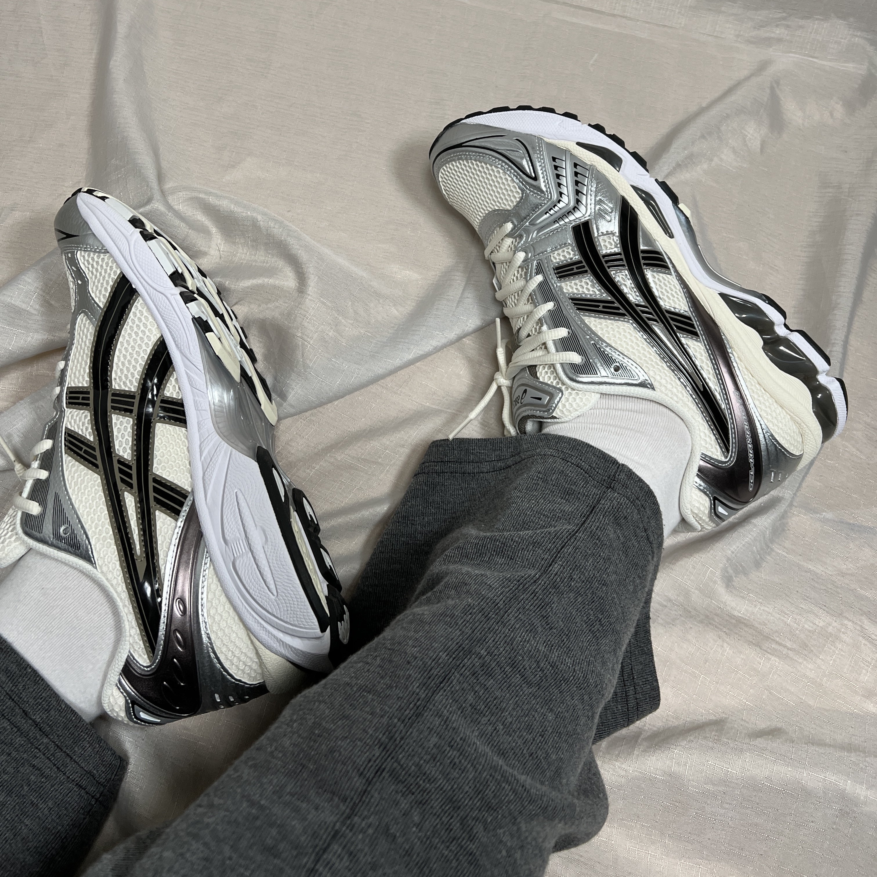 Asics Gel-Kayano 14 Cream Black 착용 스타일