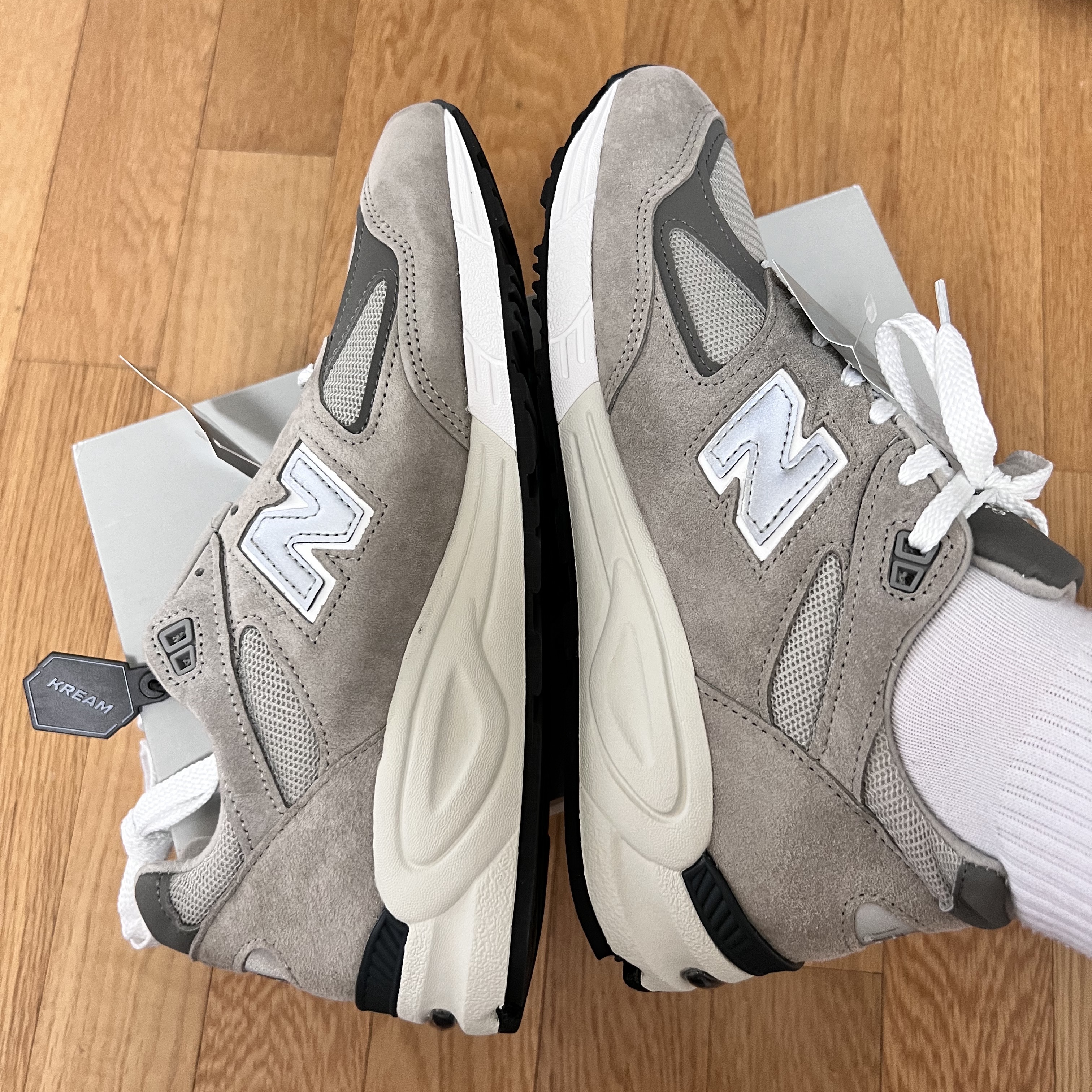 New Balance 990v2 Made in USA Grey 착용 스타일 - 2