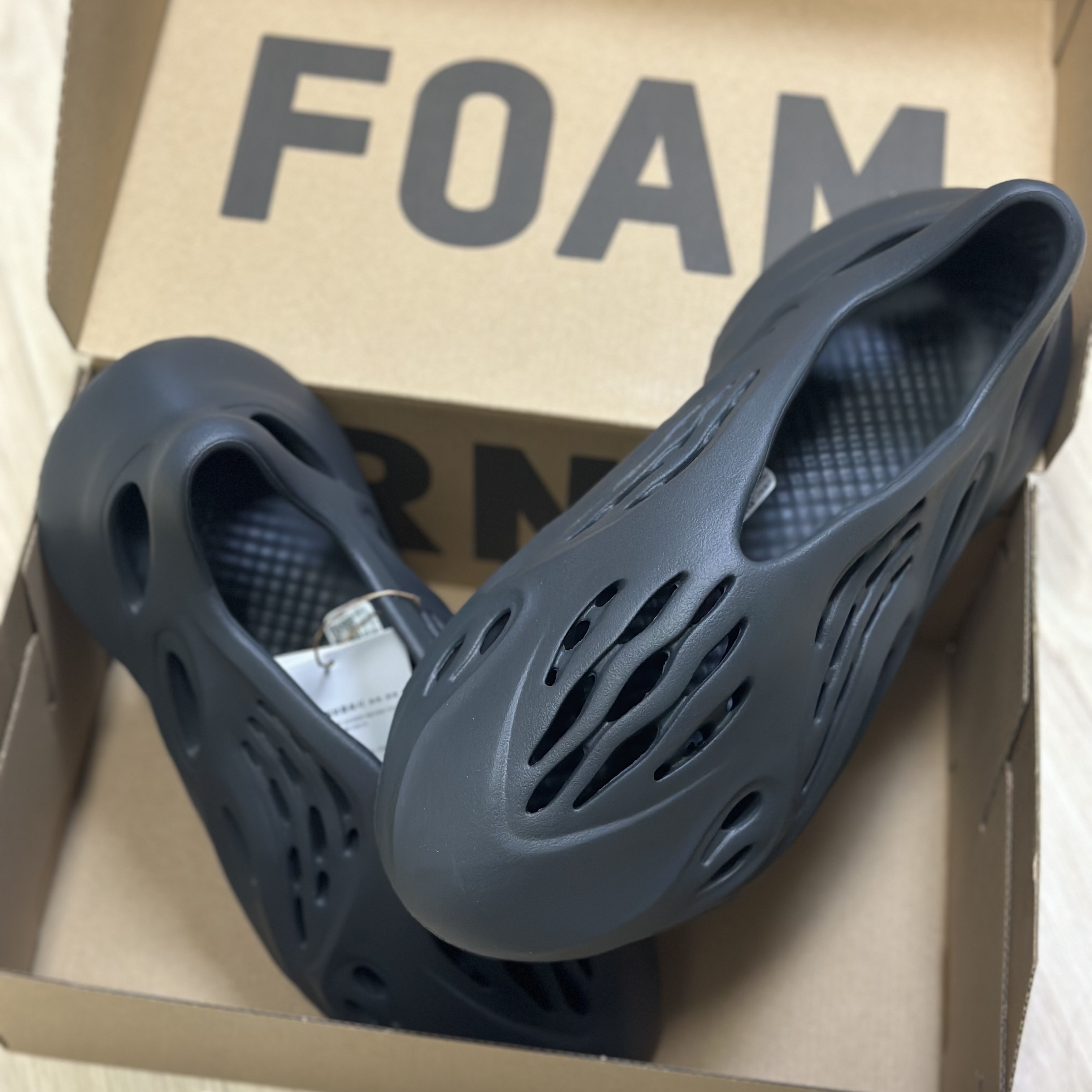 Adidas Yeezy Foam RNNR Carbon 착용 스타일 - 1