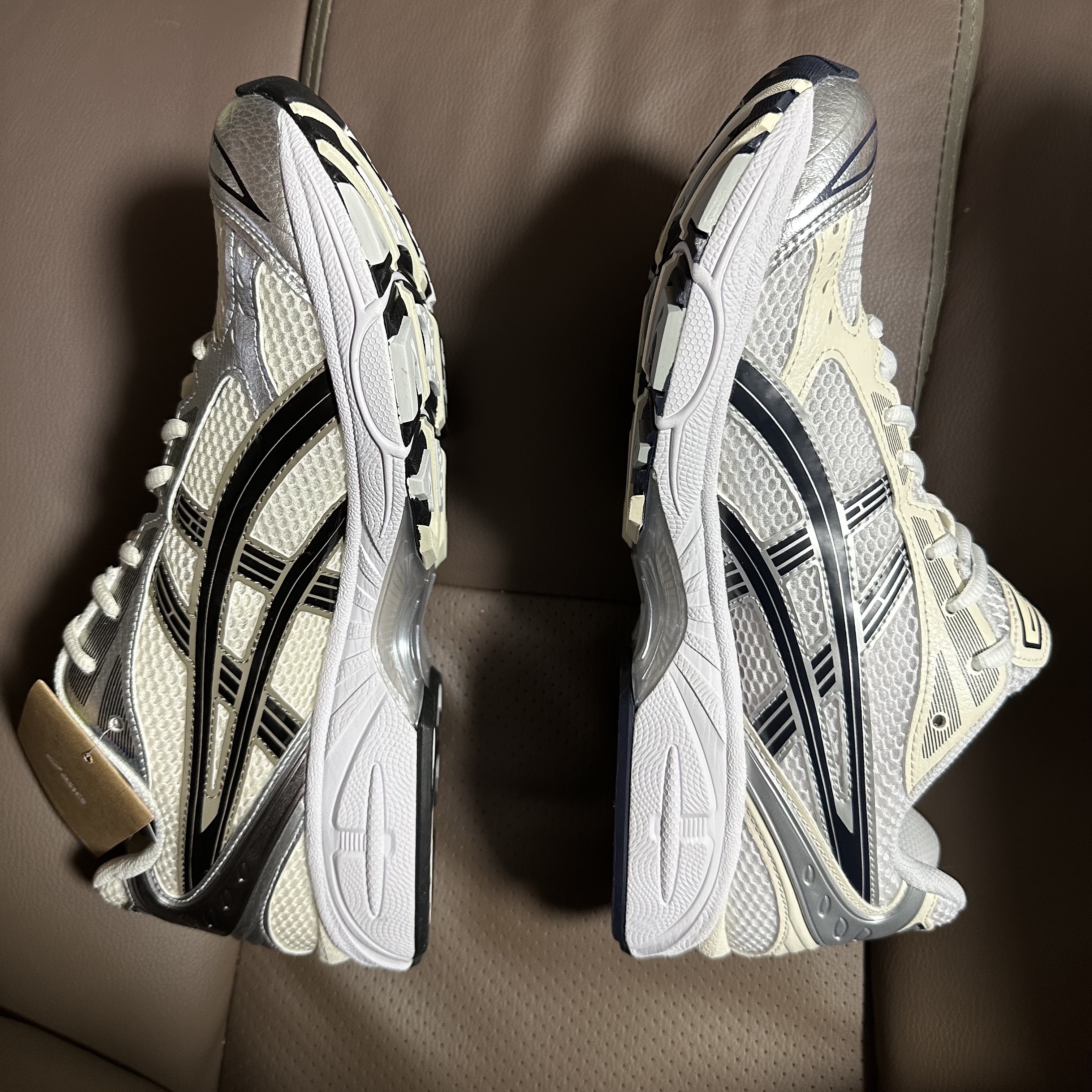 (W) Asics Gel-Kayano 14 White Midnight, Asics Gel-Kayano 14 Cream Black 착용 스타일 - 2