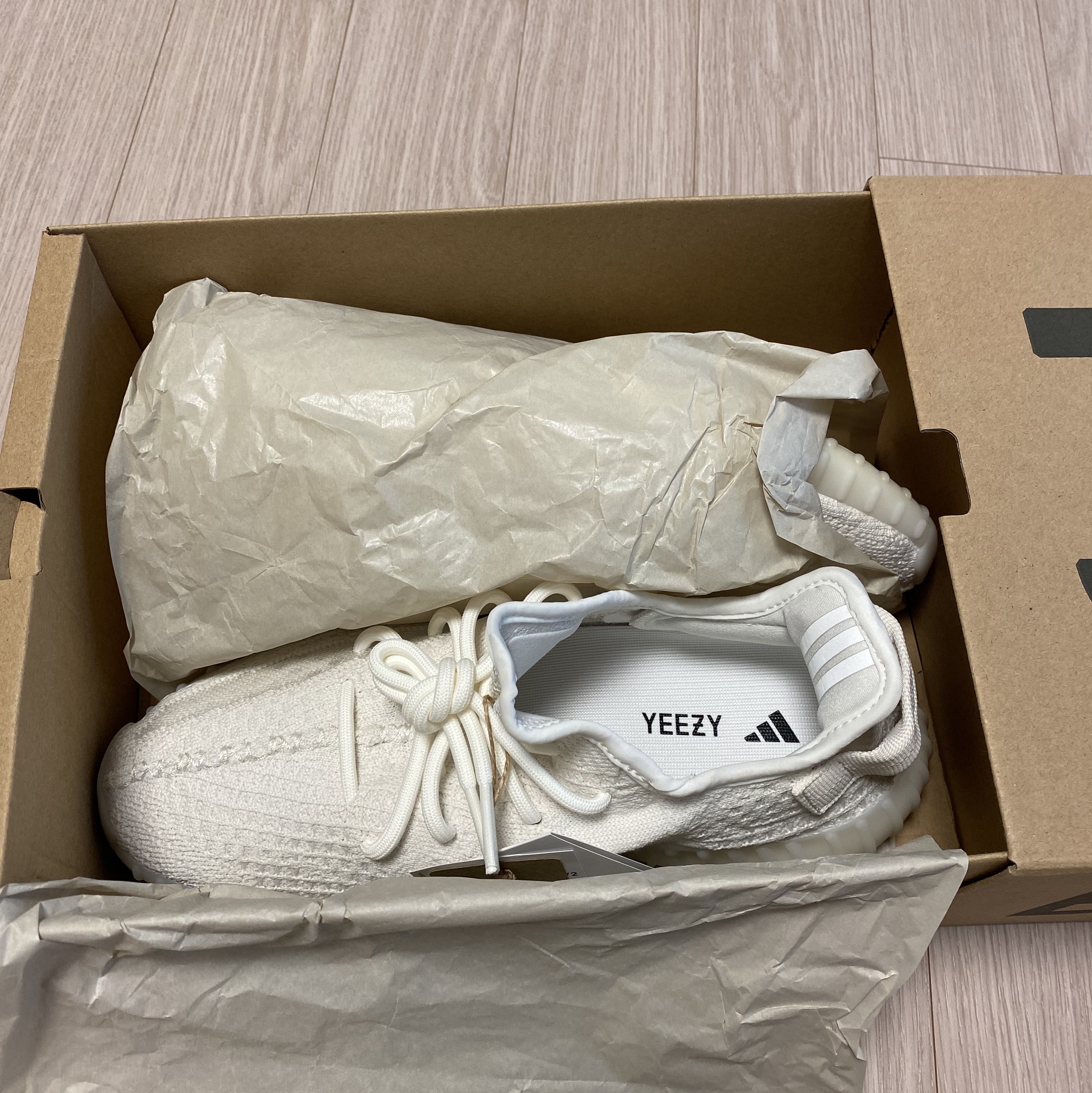 Adidas Yeezy Boost 350 V2 Bone 착용 스타일 - 3