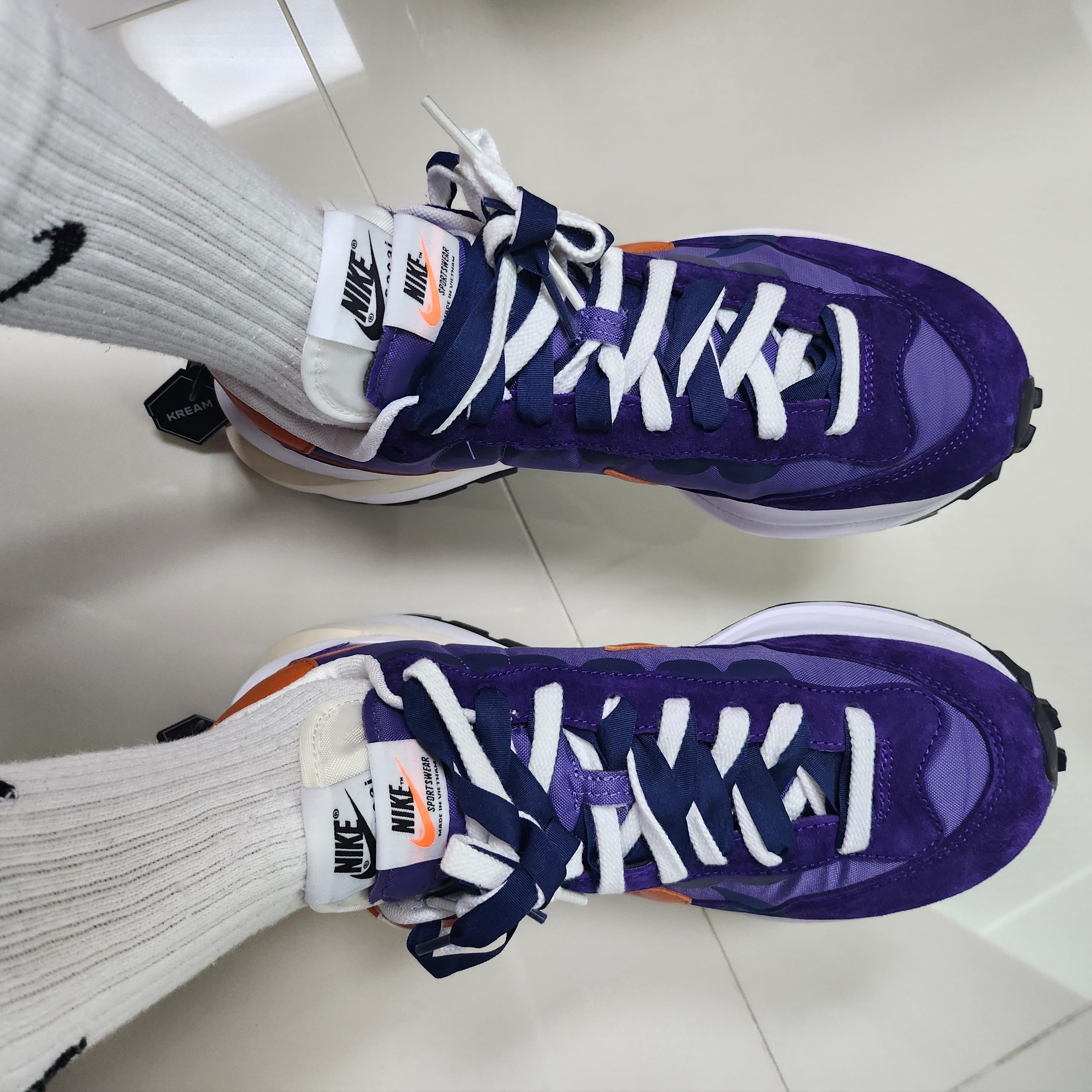 Nike x Sacai VaporWaffle Dark Iris 착용 스타일 - 3