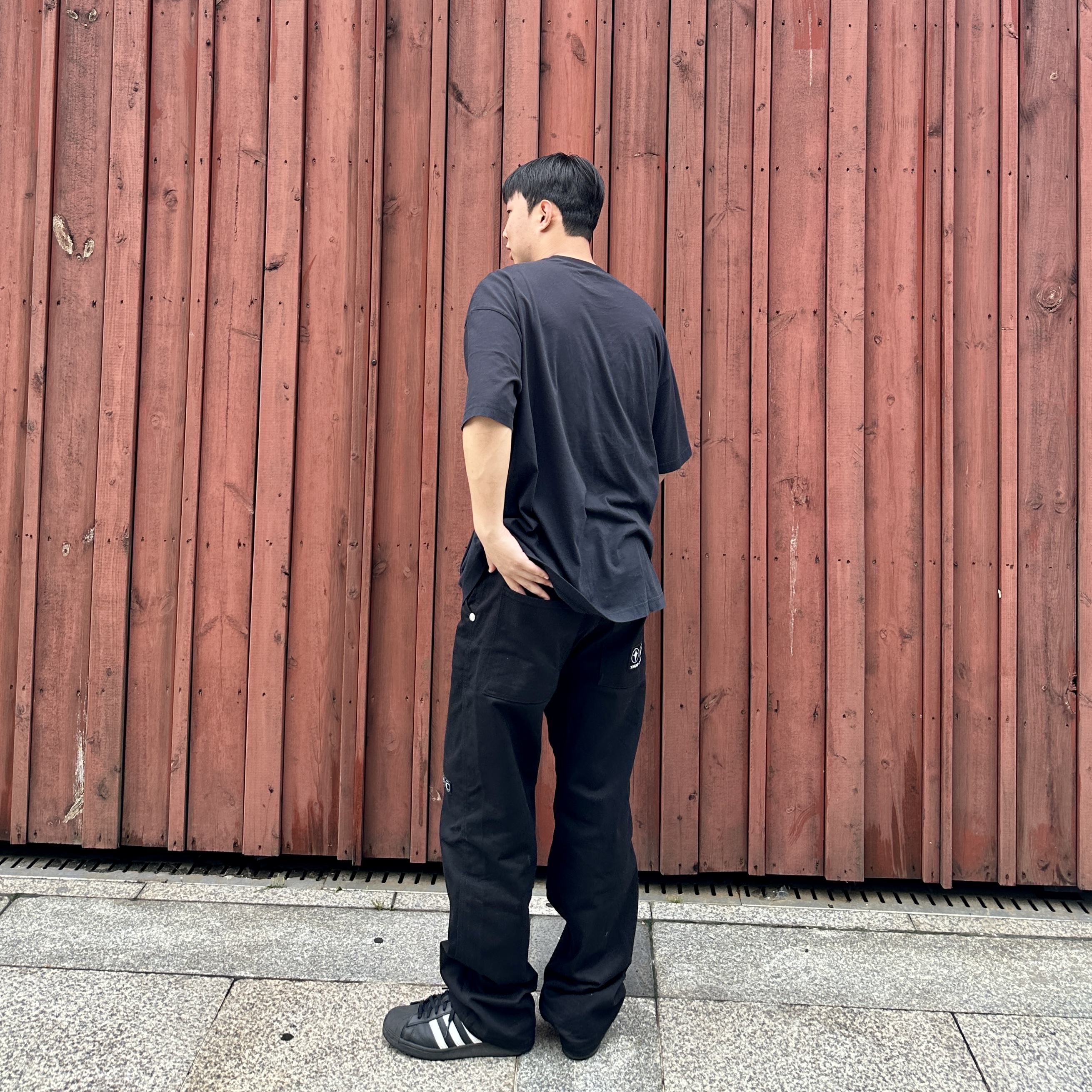 Jordan x Travis Scott T-Shirt, Adidas Superstar Core Black White 착용 스타일 - 2