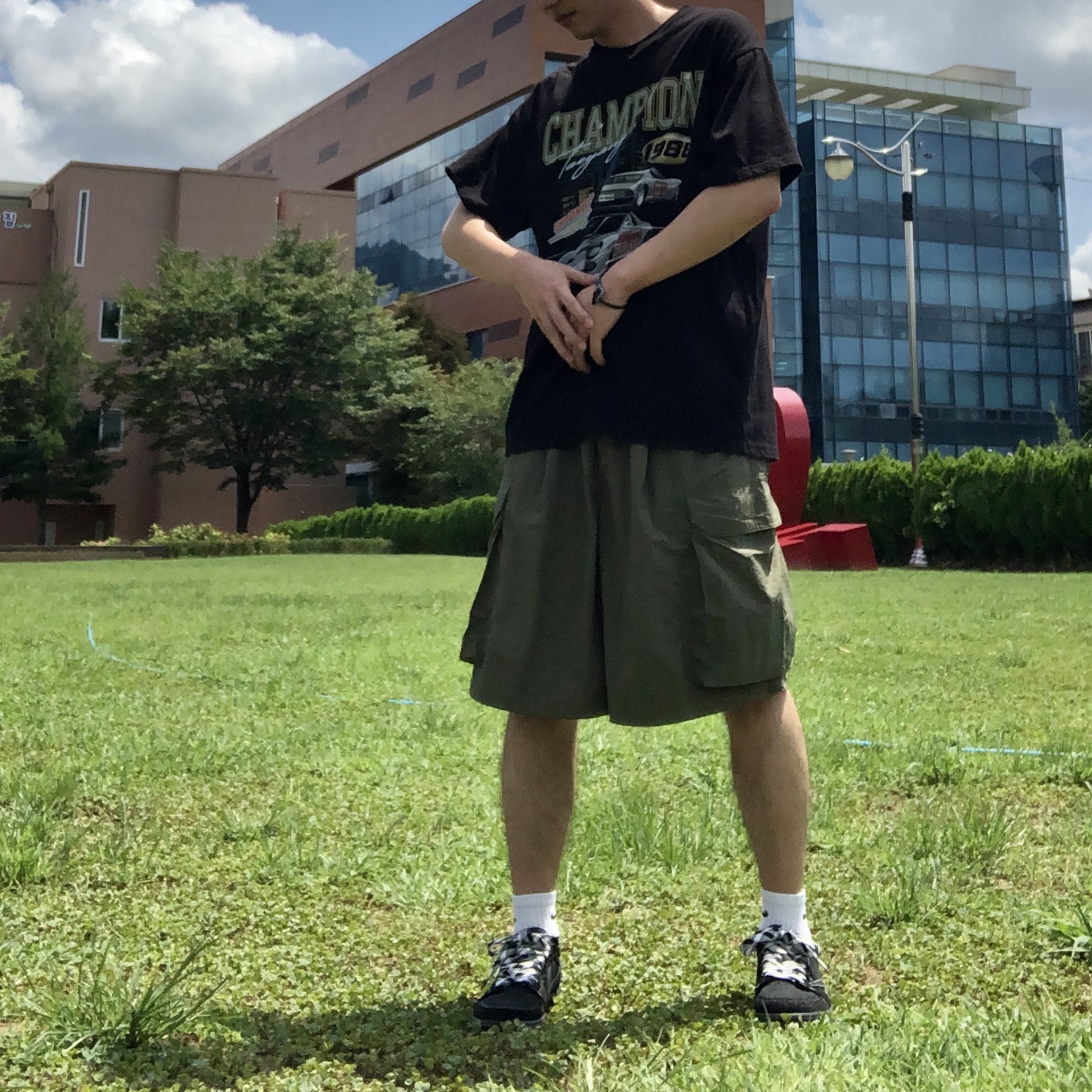 TAEYANG Shoong! Daytona Tee Black, Jordan 1 x Travis Scott Retro Low OG SP Black Phantom 착용 스타일