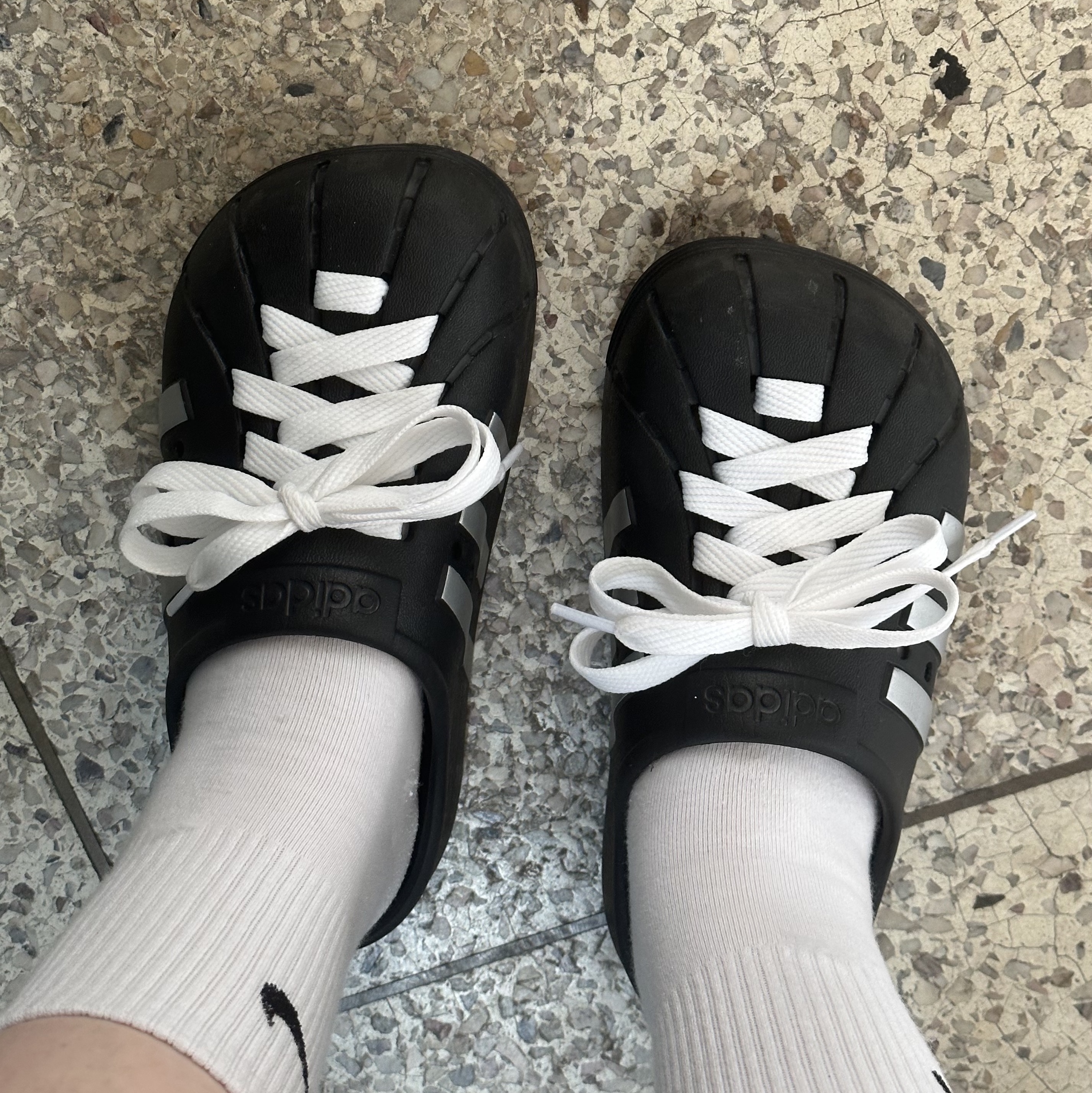 Adidas Adilette Clog Black White 착용 스타일