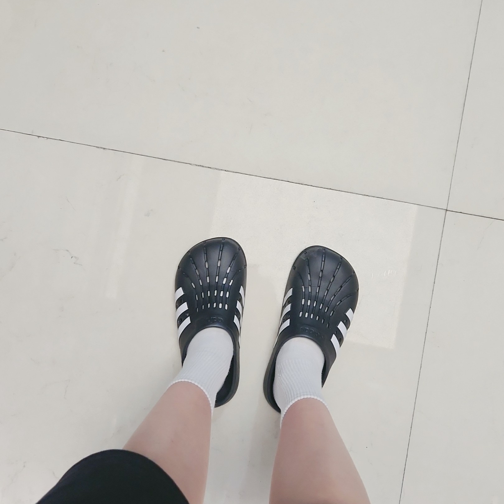 Adidas Adilette Clog Black White 착용 스타일 - 1