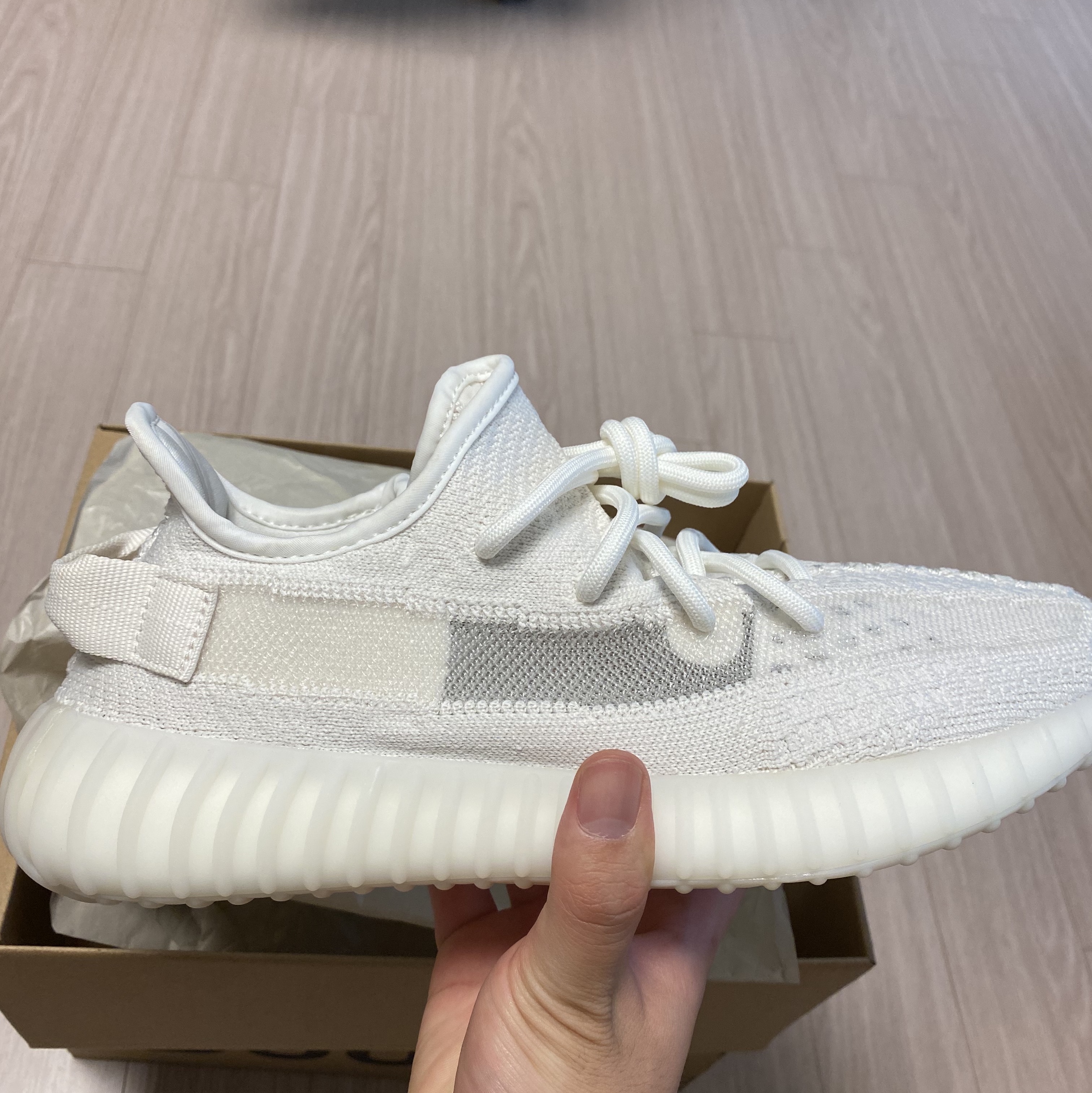 Adidas Yeezy Boost 350 V2 Bone 착용 스타일 - 2
