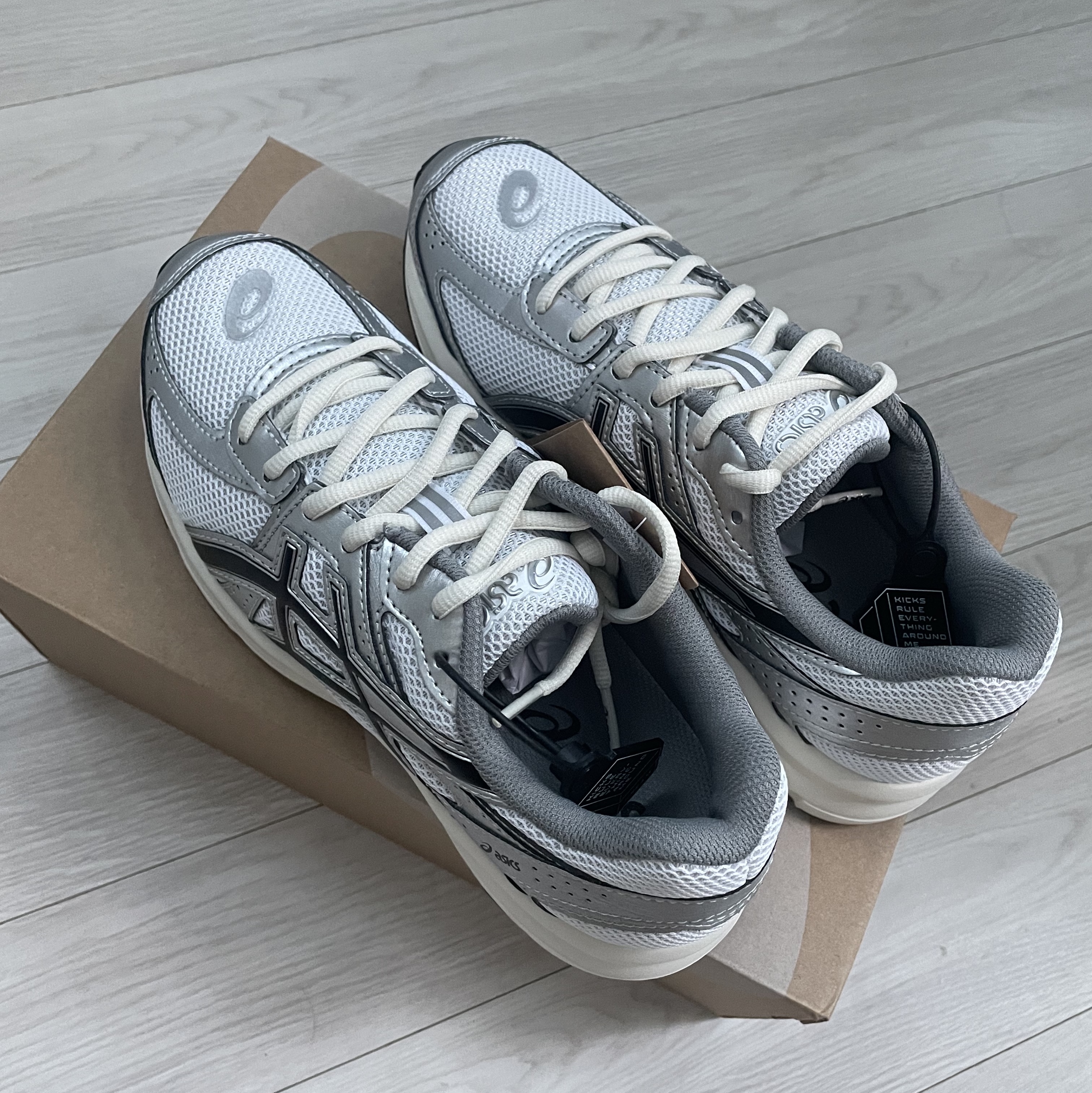 Asics Jog 100 S White Black - 2E Wide 착용 스타일 - 1