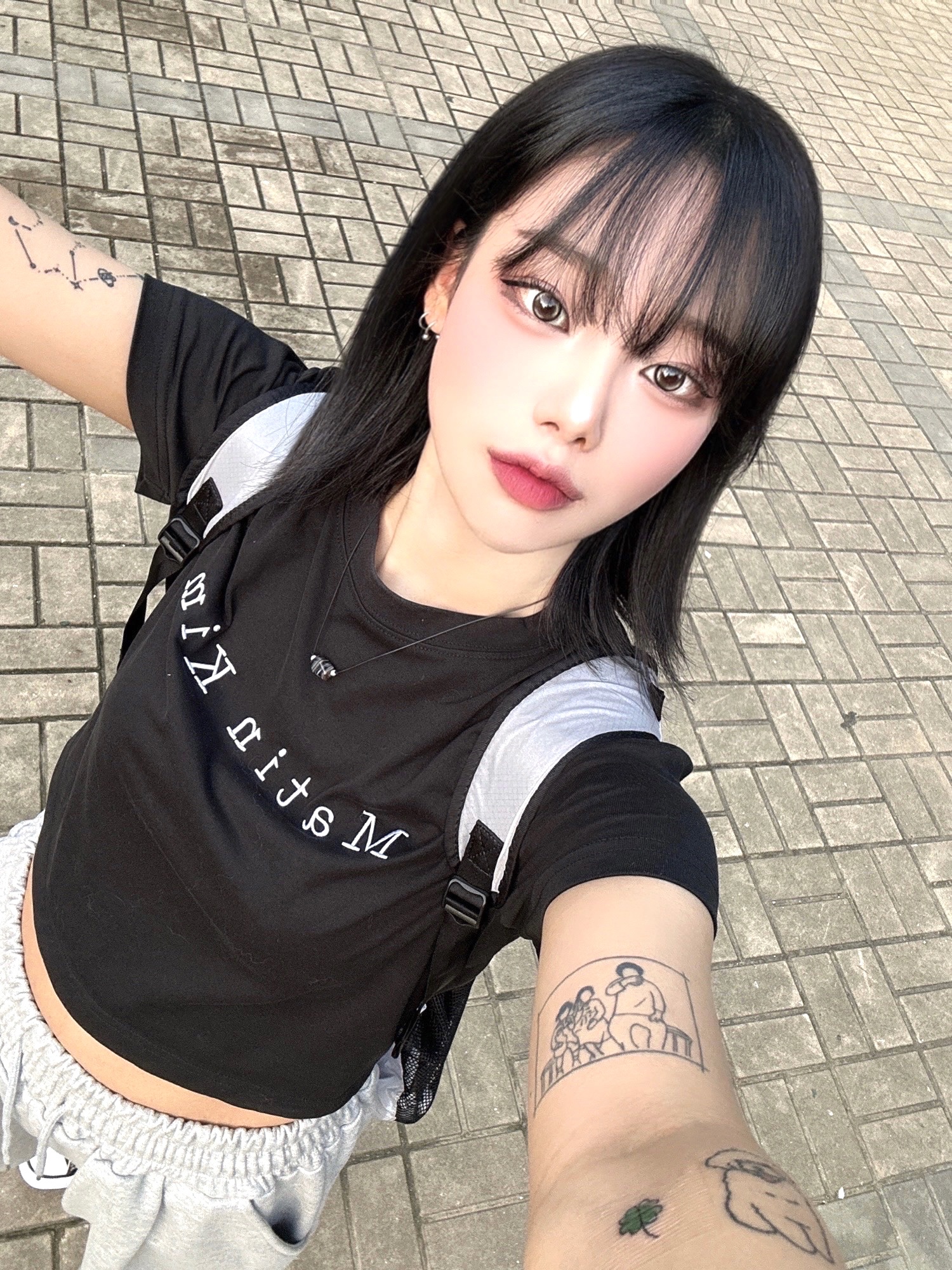 (W) Matin Kim Logo Silket Crop Top Black 착용 스타일 - 1