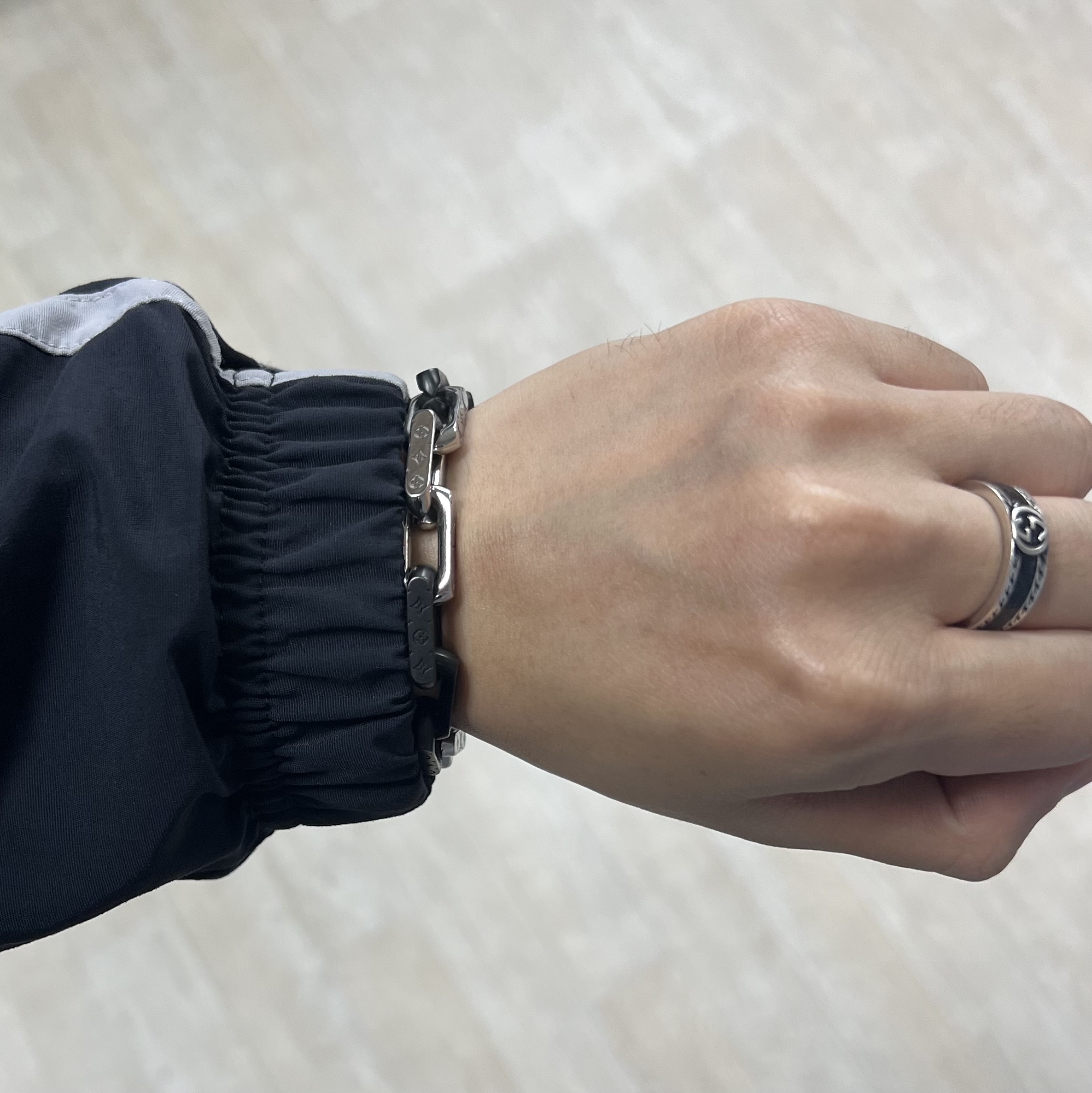 Gucci Interlocking G Wide Ring Black Silver, Louis Vuitton Monogram Chain Bracelet Silver Black 착용 스타일