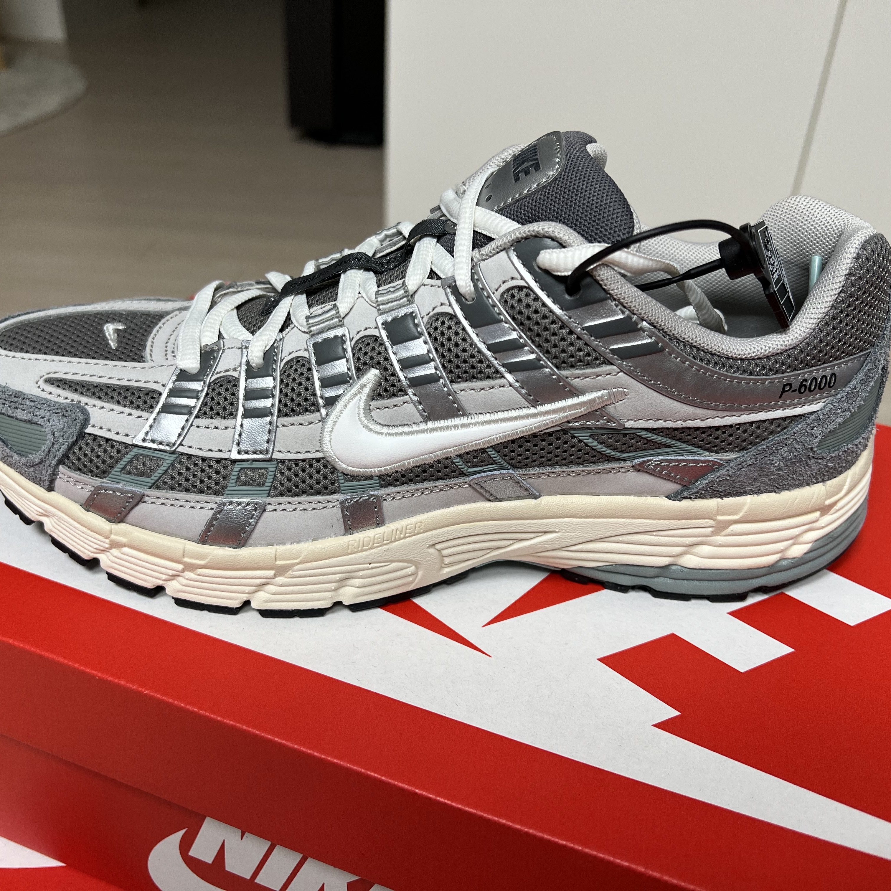 Nike P-6000 Flat Pewter Light Iron Ore 착용 스타일 - 2