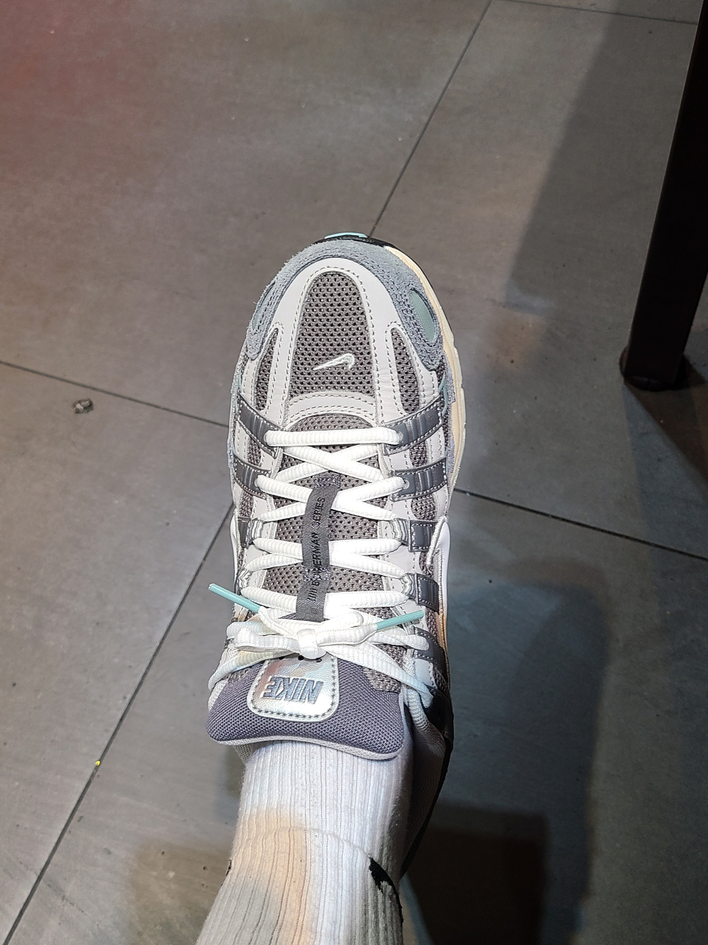 Nike P-6000 Flat Pewter Light Iron Ore 착용 스타일 - 1