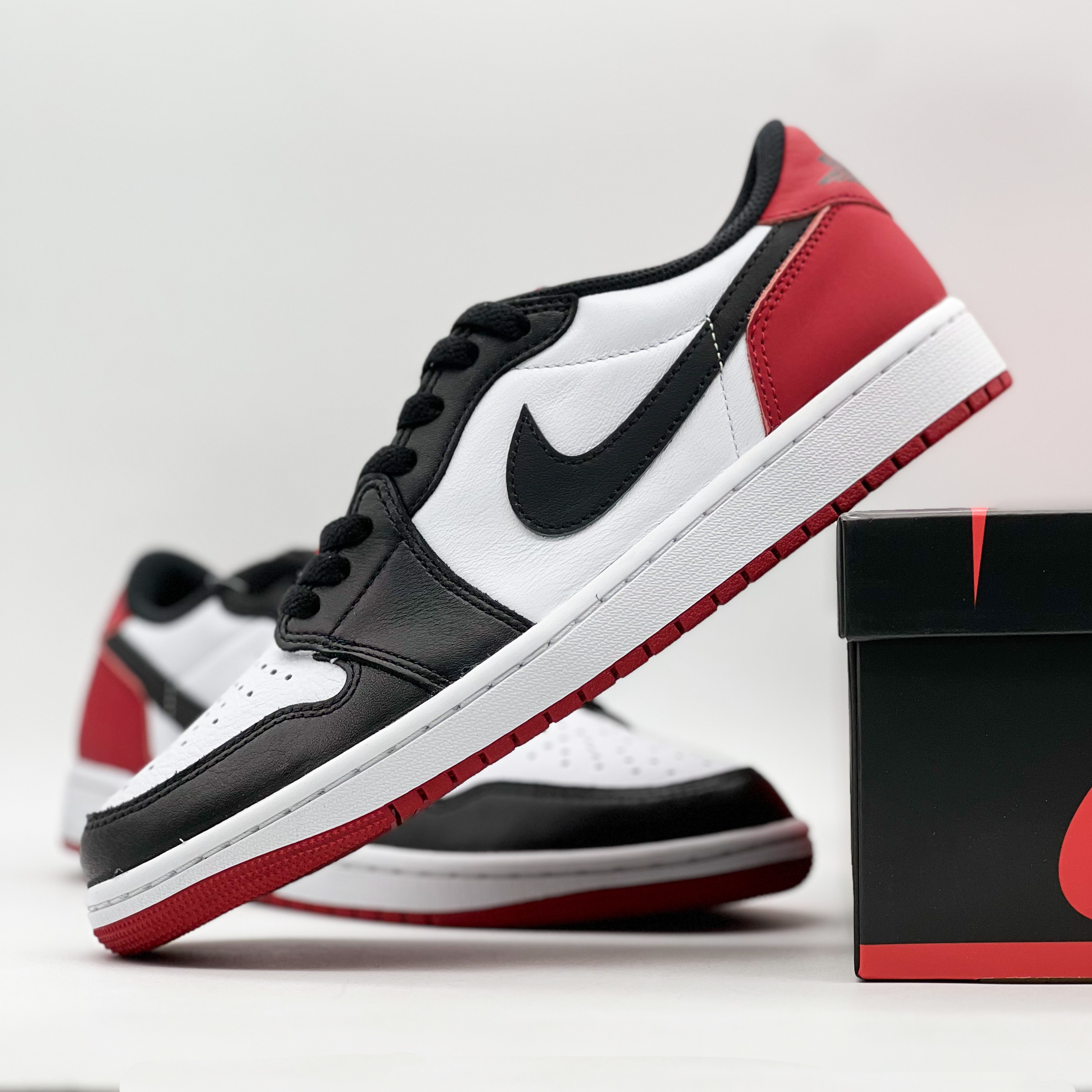 Jordan 1 Retro Low OG Black Toe 착용 스타일 - 4