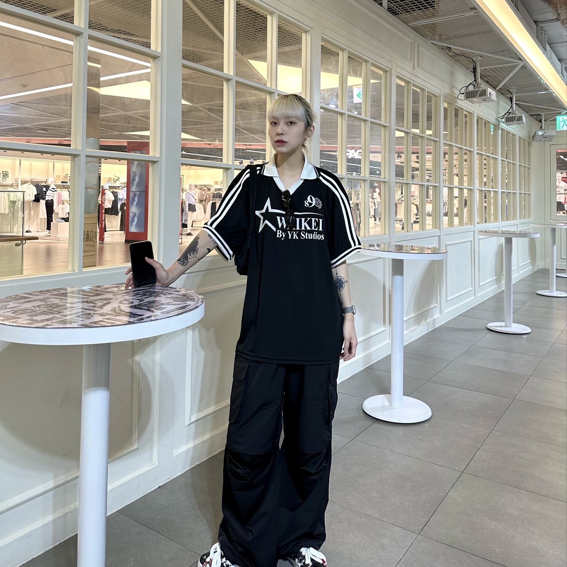 Balenciaga Wheel Small Sling Shoulder Bag Black, Nike x Peaceminusone Air Force 1 Low Para-Noise 착용 스타일 - 2
