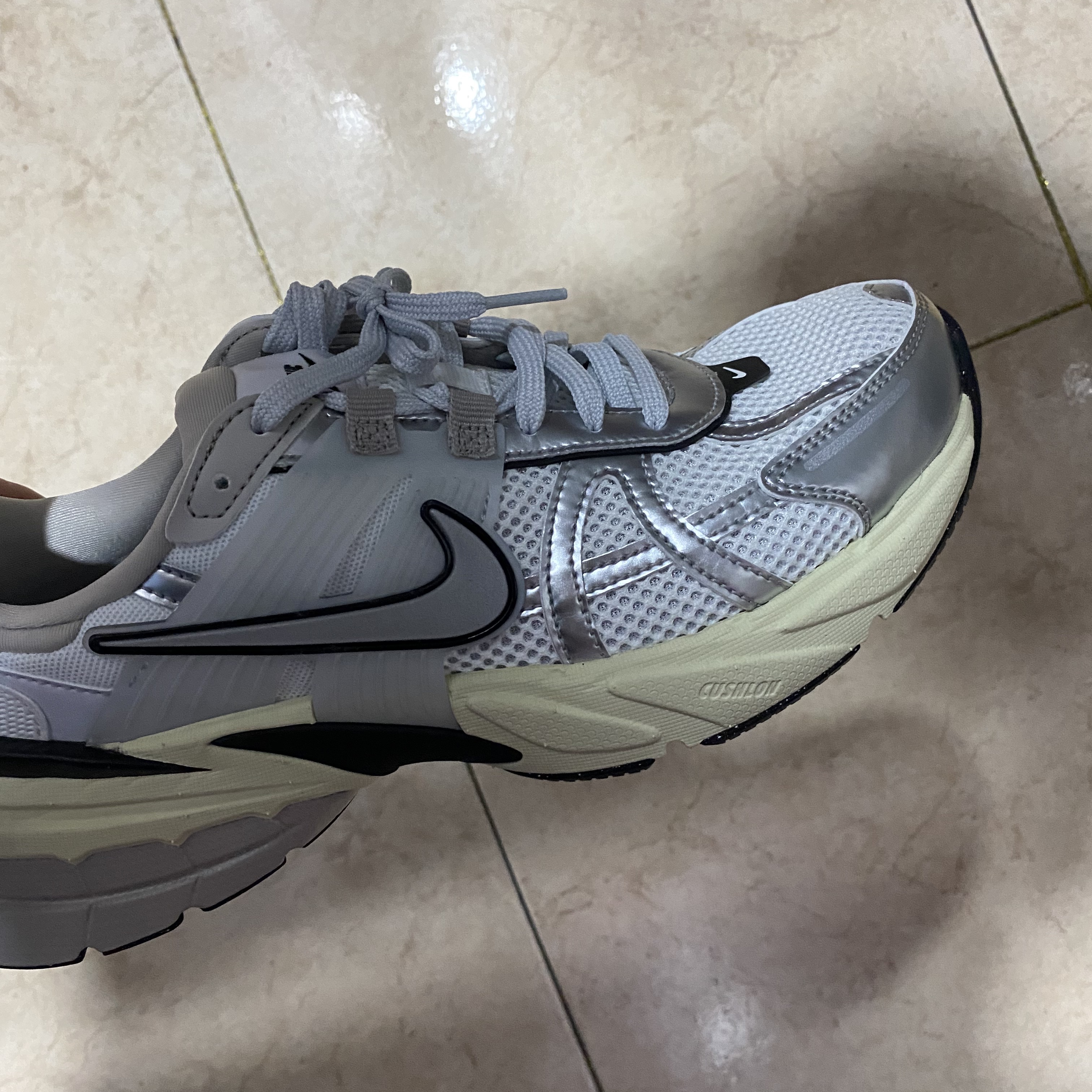 Nike V2K Run Summit White Metallic Silver 착용 스타일