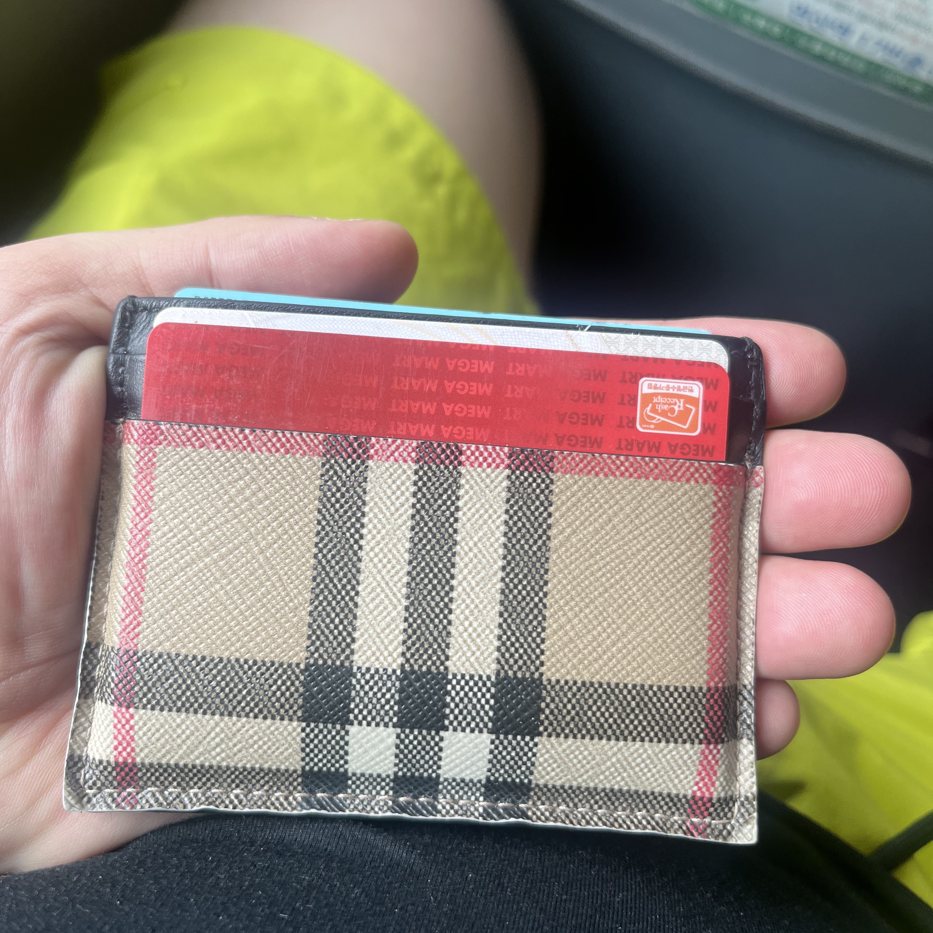 Burberry Vintage Check Leather Card Case Black 착용 스타일