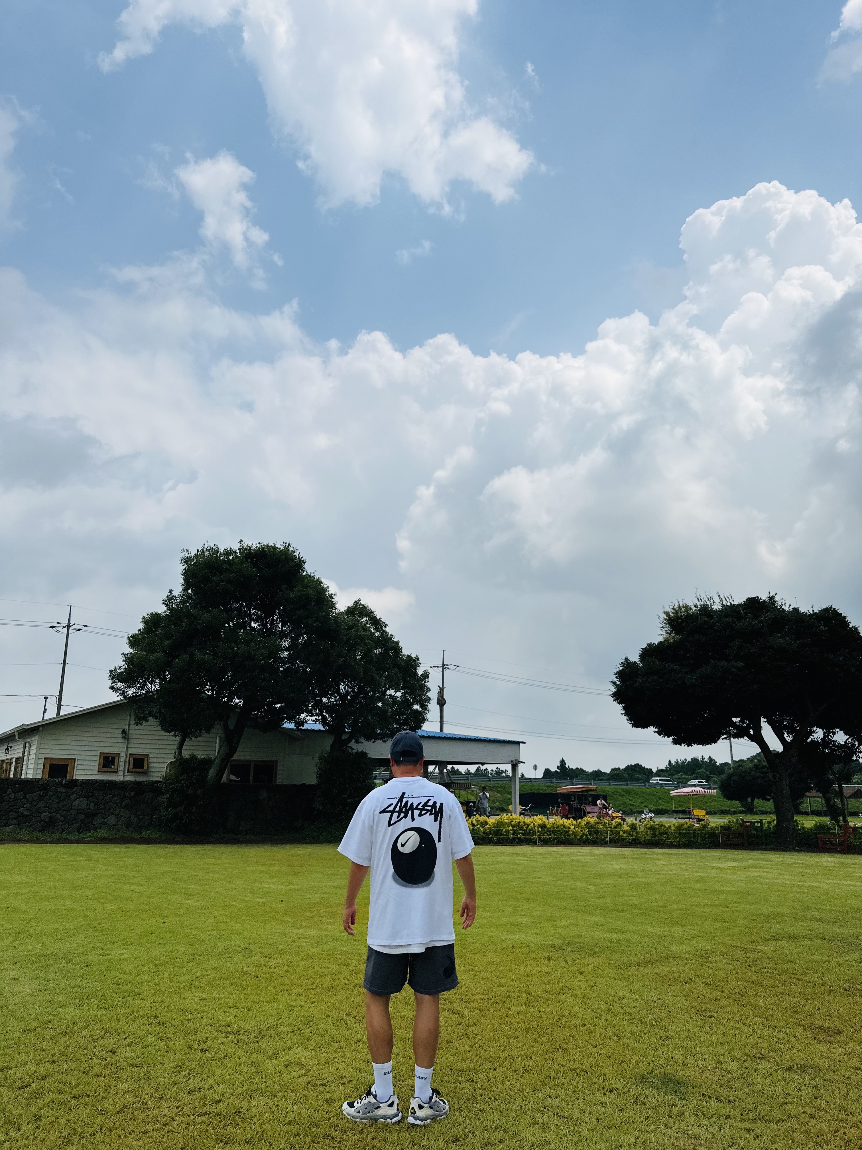Stussy Stock 8 Ball Low Pro Cap Dark Grey, Nike x Stussy NRG FL SS 8 Ball T-Shirt White (DO9322-100) 착용 스타일 - 4