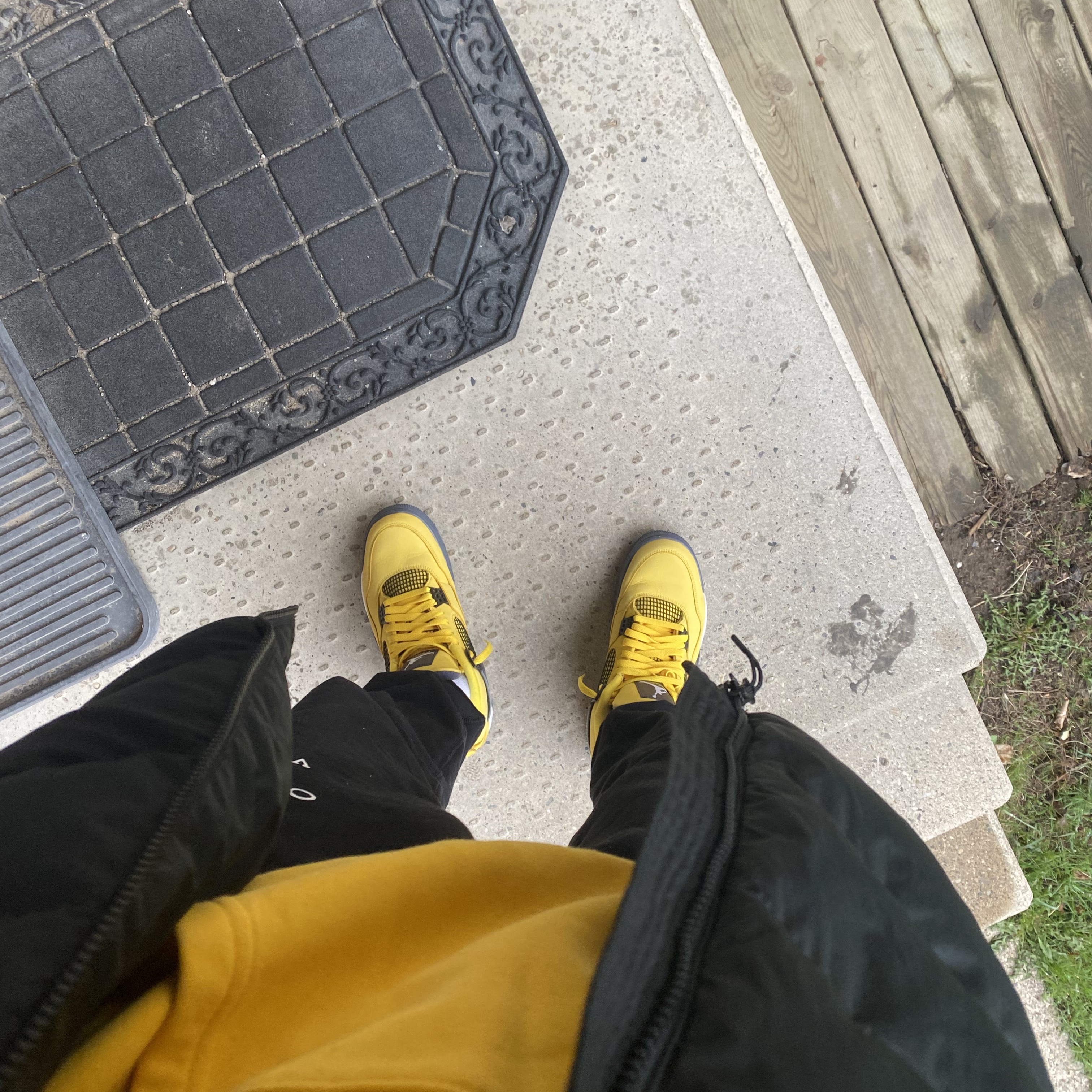Jordan 4 Retro Tour Yellow 착용 스타일