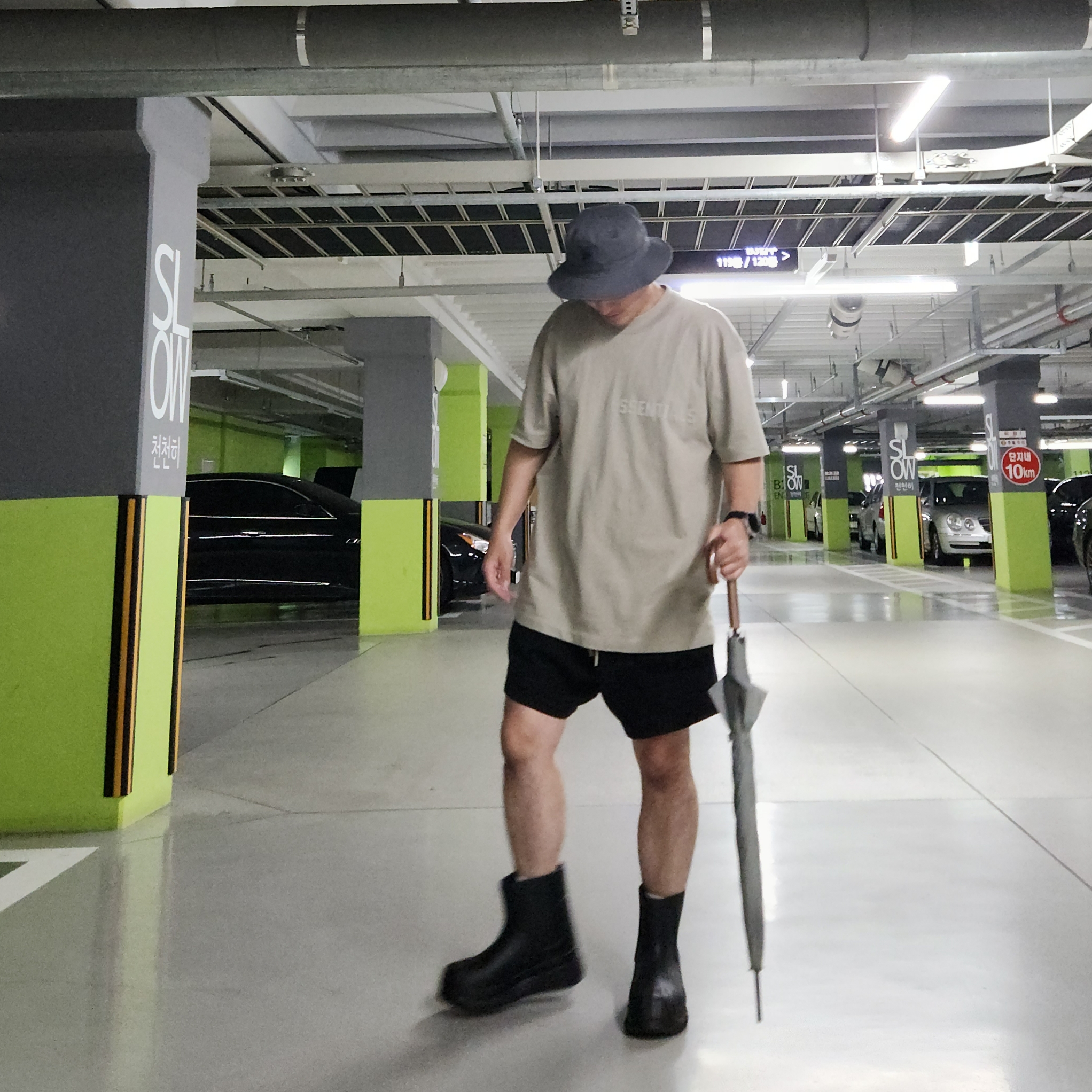Nike Futura Core Bucket Hat Iron Grey, Essentials SS T-Shirt Seal - 23SS 착용 스타일 - 2