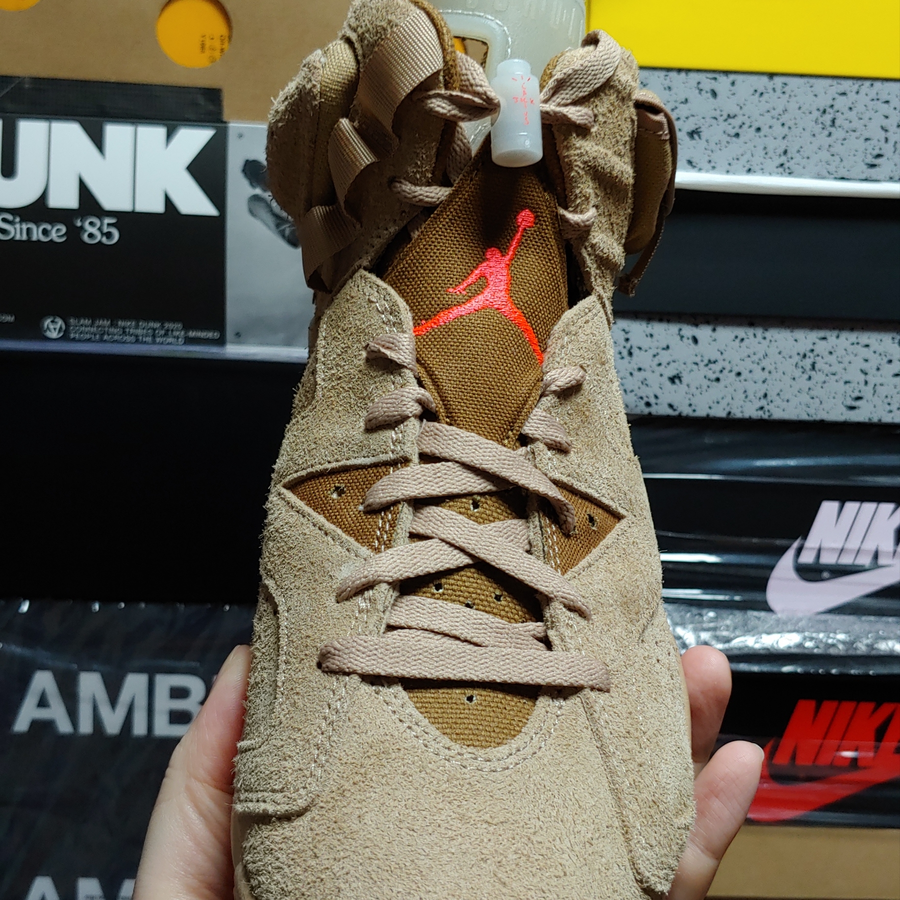 Jordan 6 x Travis Scott Retro SP British Khaki 착용 스타일 - 2
