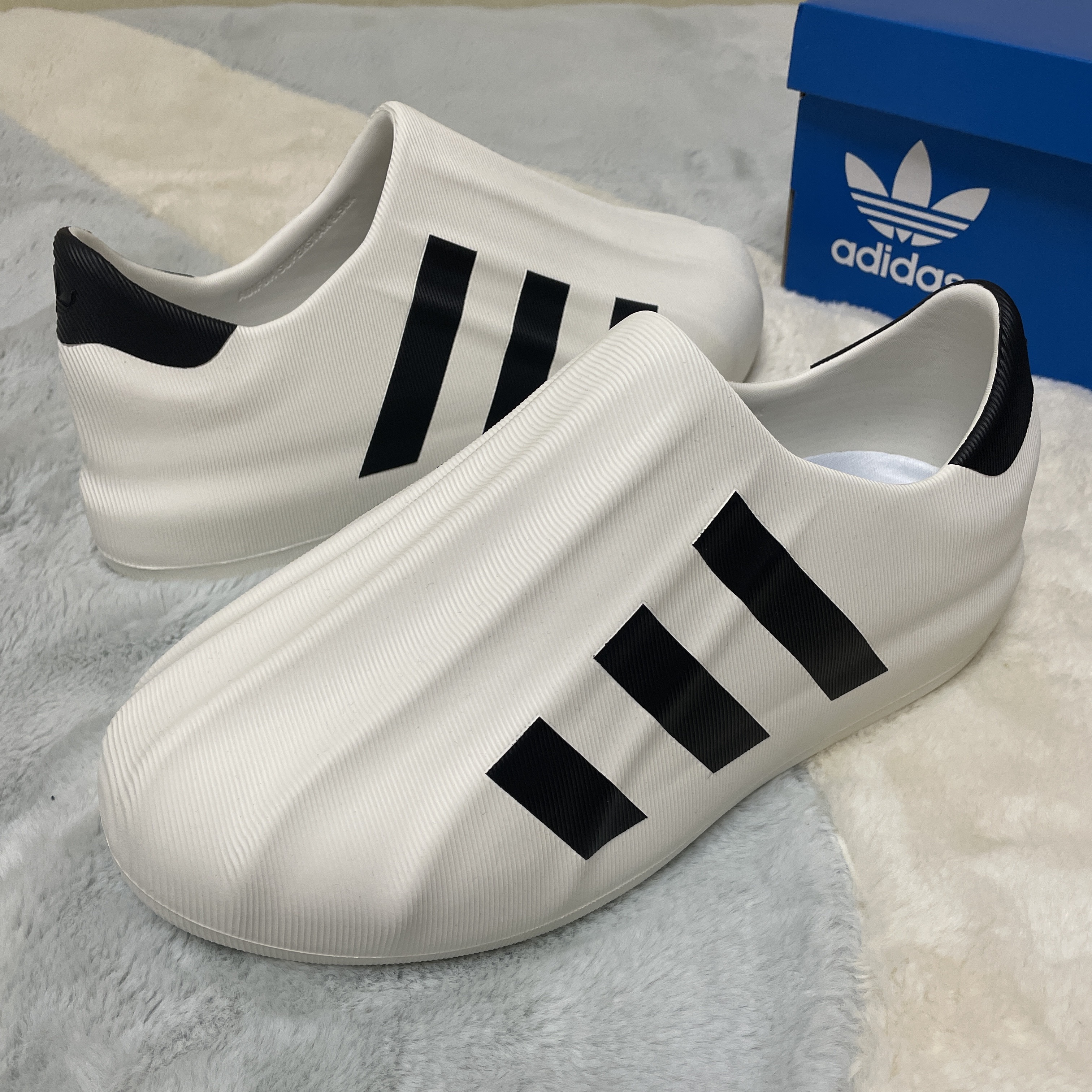 Adidas Adifom Superstar Core White 착용 스타일