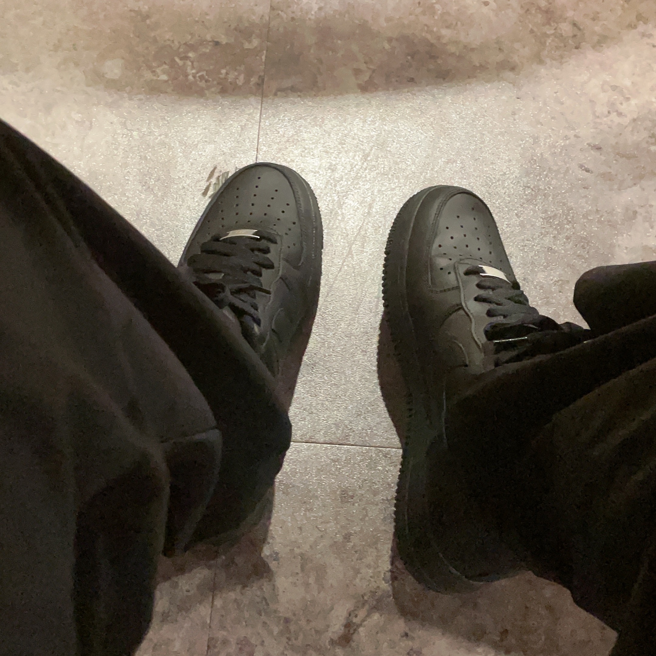 (W) Nike Air Force 1 '07 Low Triple Black 착용 스타일