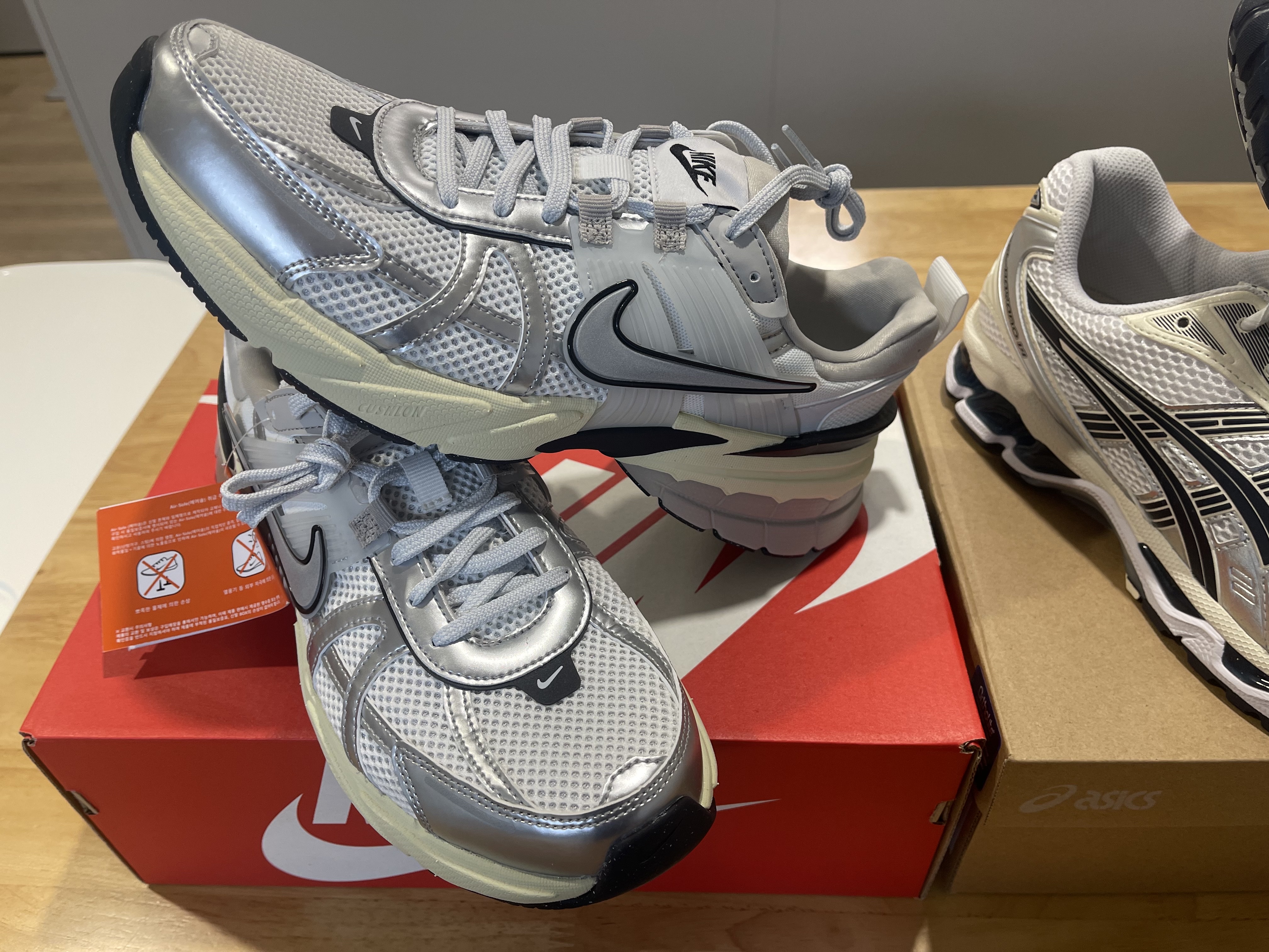 (W) Asics Gel-Kayano 14 White Midnight, Nike V2K Run Summit White Metallic Silver 착용 스타일 - 1