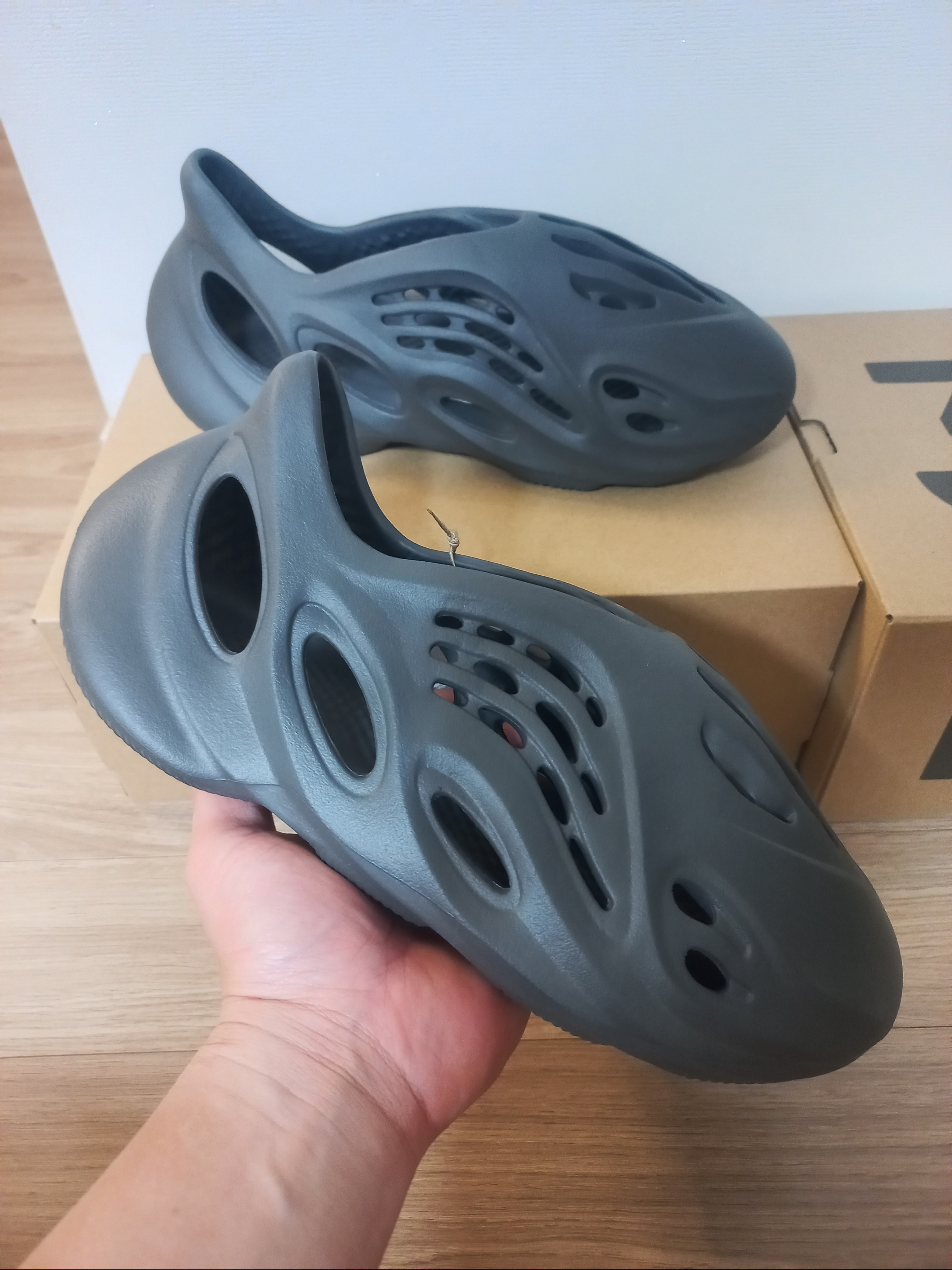 Adidas Yeezy Foam RNNR Carbon 착용 스타일 - 1