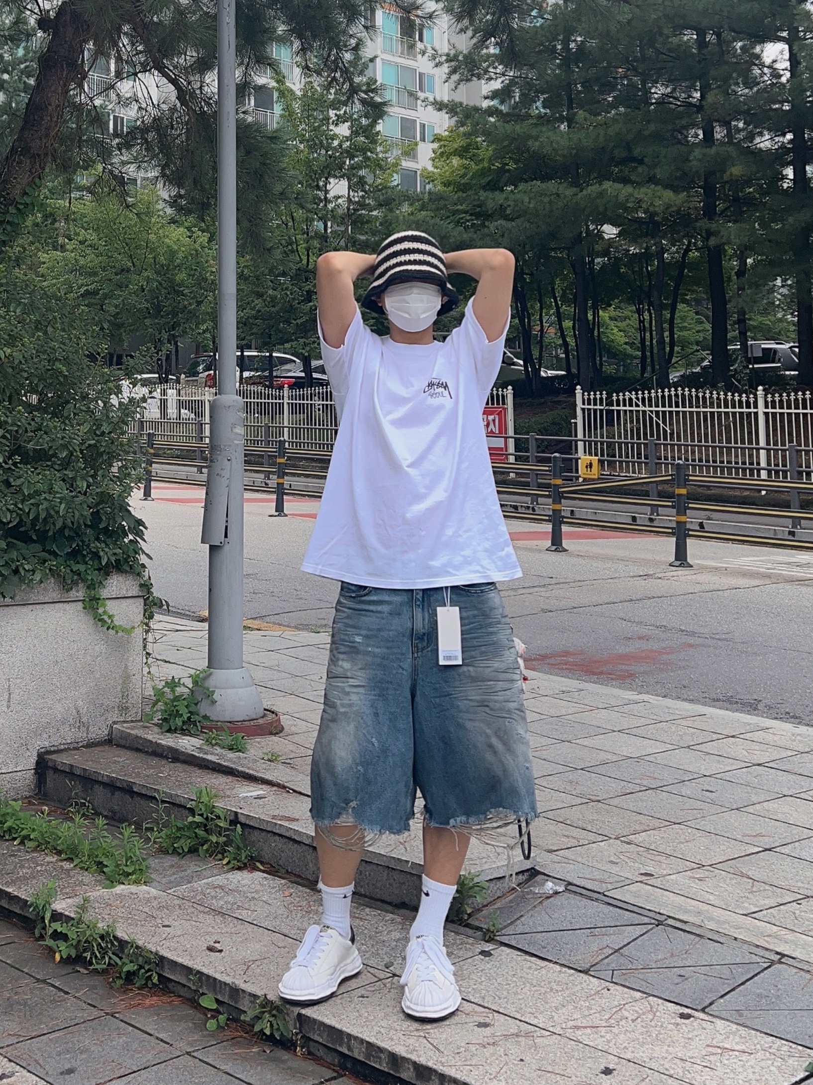 Stussy Swirl Knit Bucket Hat Black, Stussy Stock Seoul T-Shirt White 2023 착용 스타일