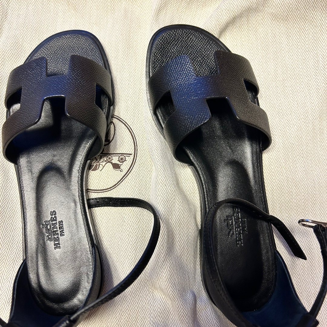 (W) Hermes Santorini Sandal Epsom & Palladium Noir 착용 스타일