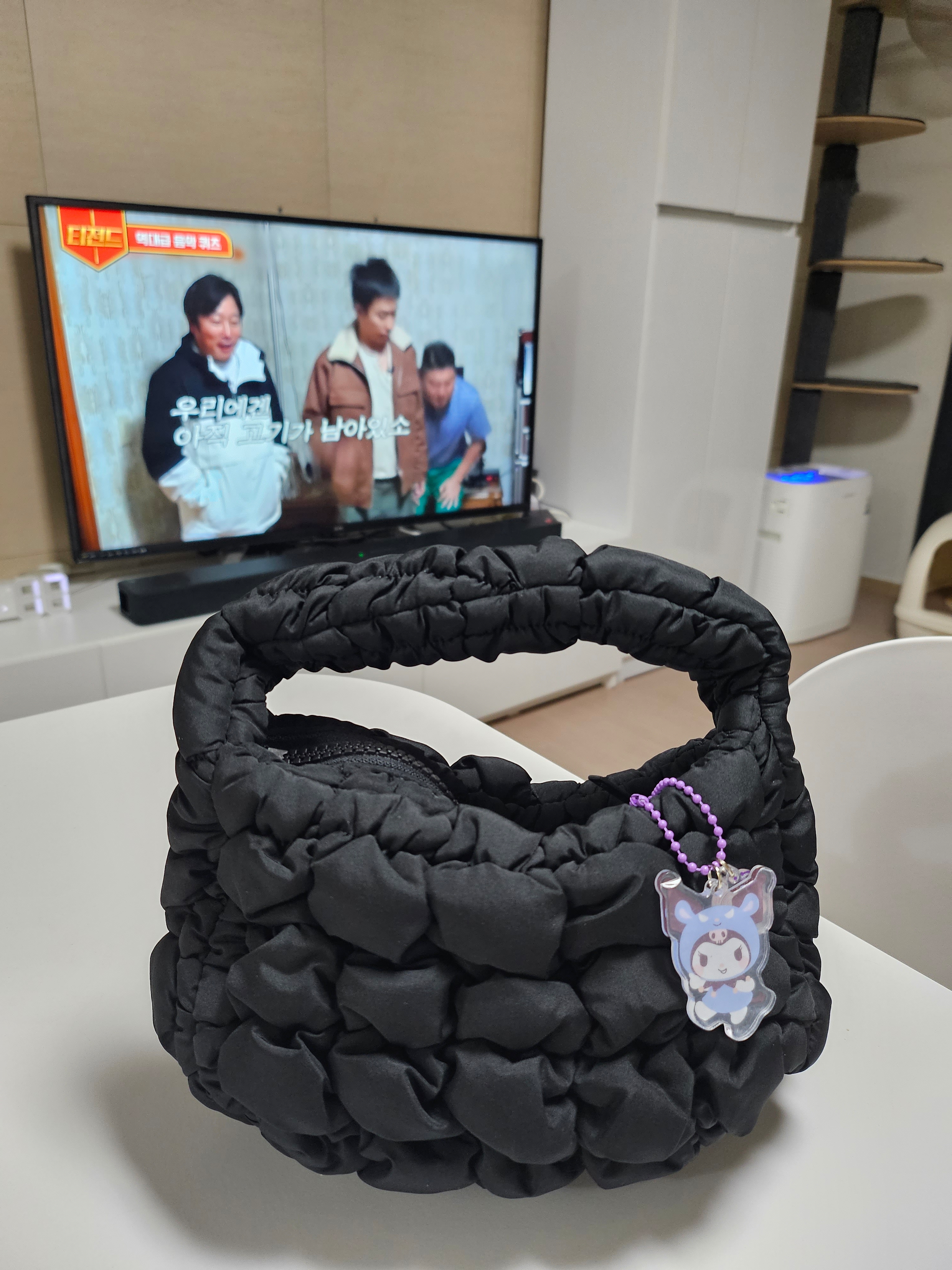 COS Quilted Micro Bag Black 착용 스타일