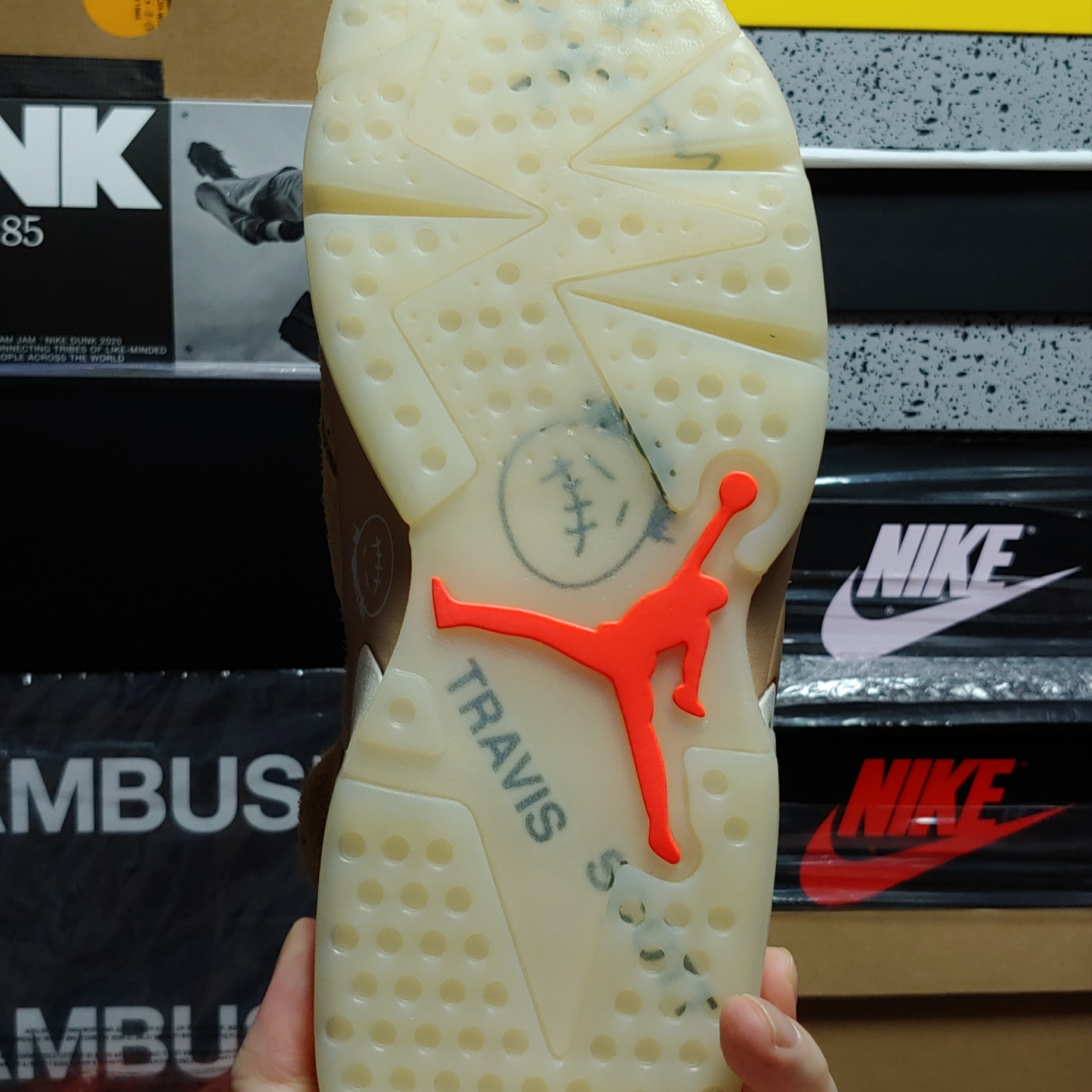 Jordan 6 x Travis Scott Retro SP British Khaki 착용 스타일 - 5