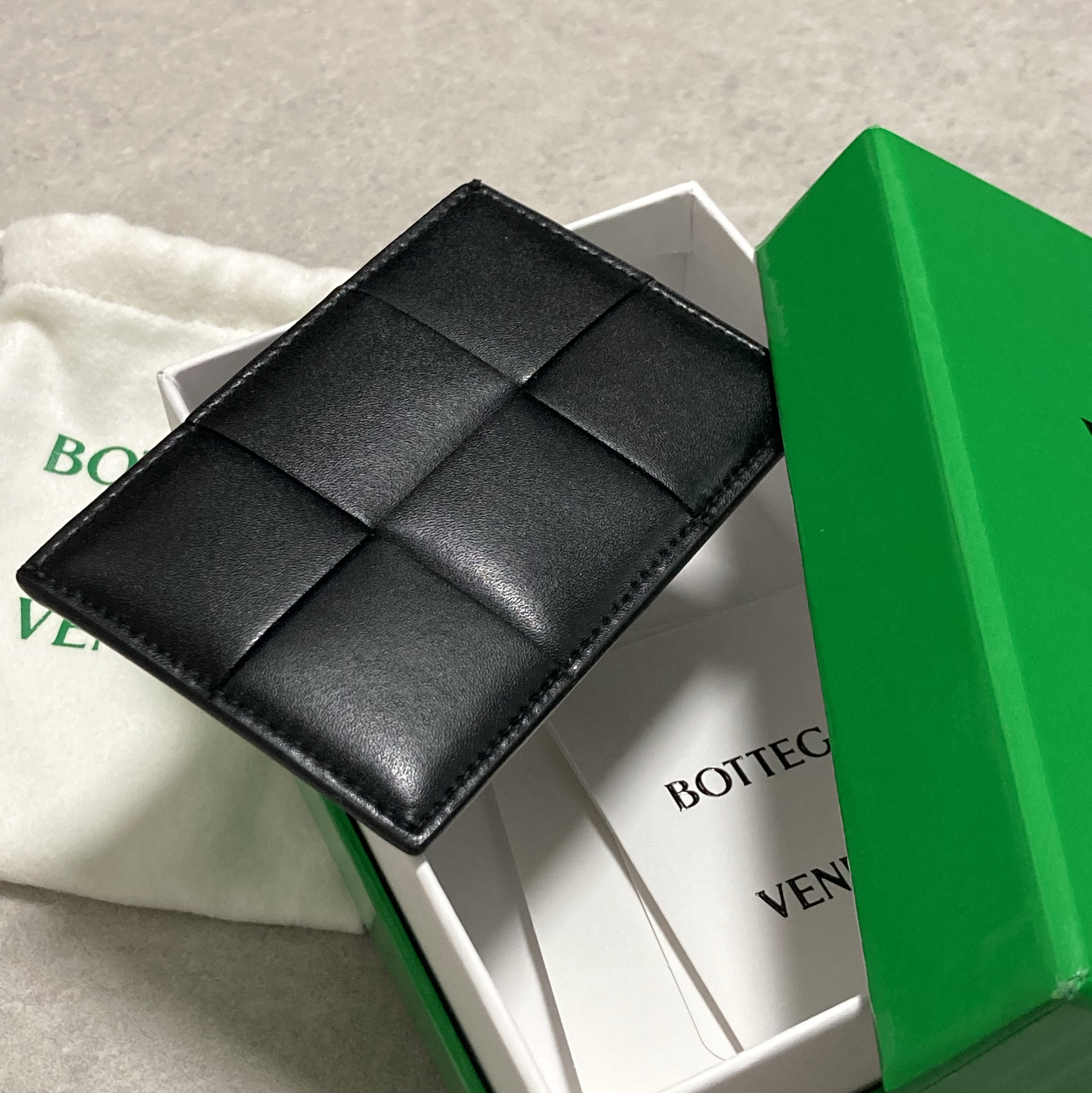 Bottega Veneta Credit Card Case Calfskin Black 착용 스타일