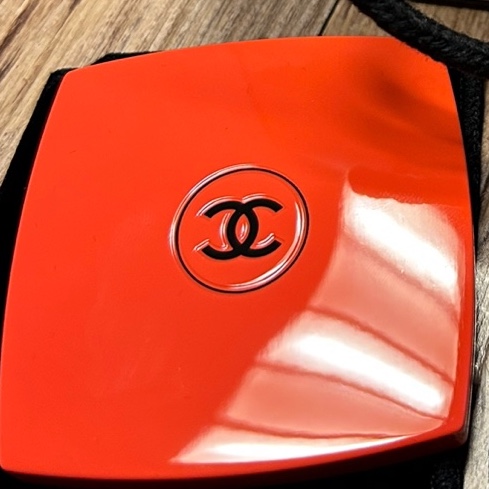 Chanel Codes Couleur Limited Edition Miroir Double Facettes Premiere 121 Dame 착용 스타일